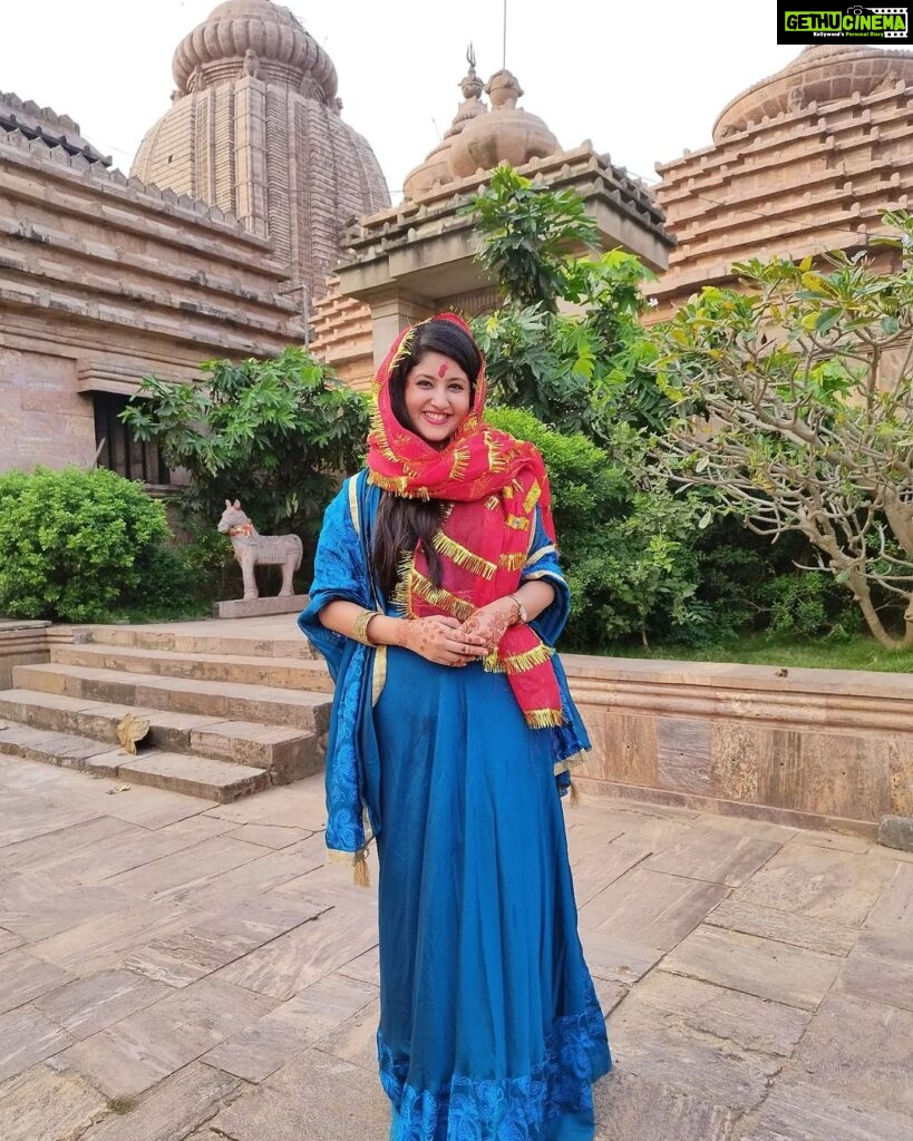 Shivani Sangita Instagram - What great hospitality ❤️ ବହୁତ ବହୁତ ଧନ୍ୟବାଦ ସମସ୍ତ ପୂଜାରୀ ଏବଂ ପ୍ରଶଂସକ ମାନଙ୍କୁ ଏତେ ସୁନ୍ଦର ଦର୍ଶନ ପାଇଁ😇🙏🏻 Maa Tara Tarini Temple , Ganjam