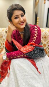 Shivani Sangita Instagram - Happy Dussehra to all of you 🥰🙏🏻 

Tike time pain Nidra out of character and into Dhulia Janda🤭😅🙈 

Malyagiri at your nearest theatres ✨

Jewellery @chandibhandarofficial 

@mohanty_babushaan @amlan0010 @sivani_sangita @suryamoyeemohapatra @rayelinasamantaray @raindroppicturesofficial @keevesentertainment @amaramuzik @tathya_production_official @niranjan_nayak_4040 @naveen60601 @rinku_rinu_jena_ @prp_dir @rudra_cinematographer @_gaurav_anand09 @editpintu @nabajyotipanda @sarojsen.rock @abhishektripathy1234 @biswanathpadhi @sambitjn_official @rinkuricky @somesh_music @i_abh1shek @amitnayak.8