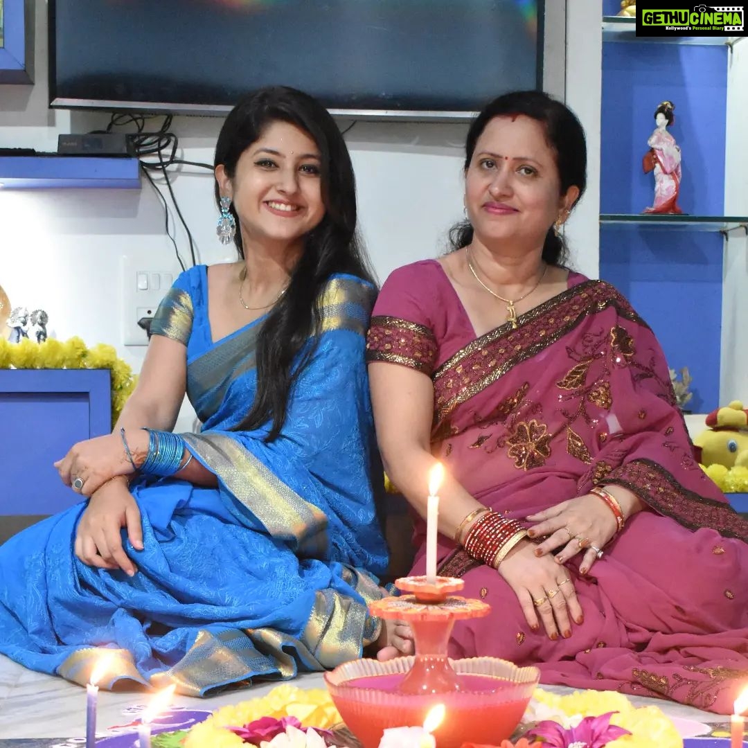 Shivani Sangita Instagram - ମାଆ, ଝିଅ ଓ ଆମ ପରିବାର ତରଫରୁ ଆପଣ ଓ ଆପଣଙ୍କ ପରିବାର କୁ ଶୁଭ ଦୀପାବଳି 🤗❤️ ସୁସ୍ଥ, ସୁରକ୍ଷିତ ଓ ଖୁସି ରୁହନ୍ତୁ 💫
