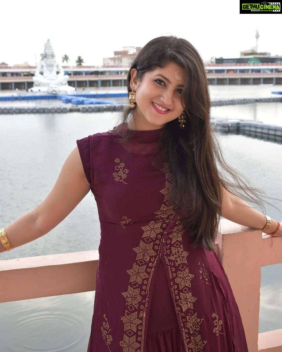 Shivani Sangita Instagram - Always and forever grateful to God for granting me with all the love and blessings ššš» and thanks to you all too for being with me always š„° Wanted to be here in Ramalingeshwar Park, in Berhampur, since long š Ramalingeshwara Pond