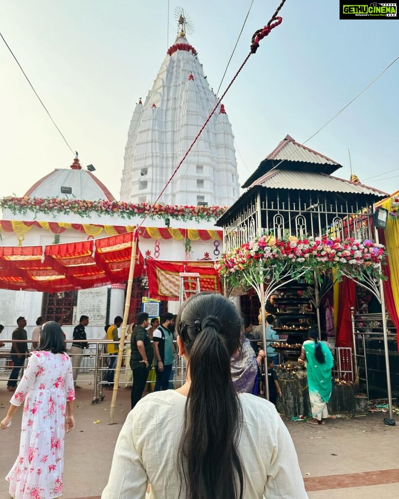 Shivani Sangita Instagram - ମାଁ ସମଲେଈ 🙏🏻💕 ଏତେ ଶୁଭ ଦିନରେ ମାଁର ଦର୍ଶନ ମିଳିଲା ଆଉ କଣ ଦରକାର 😇 Maa Samaleswari Temple