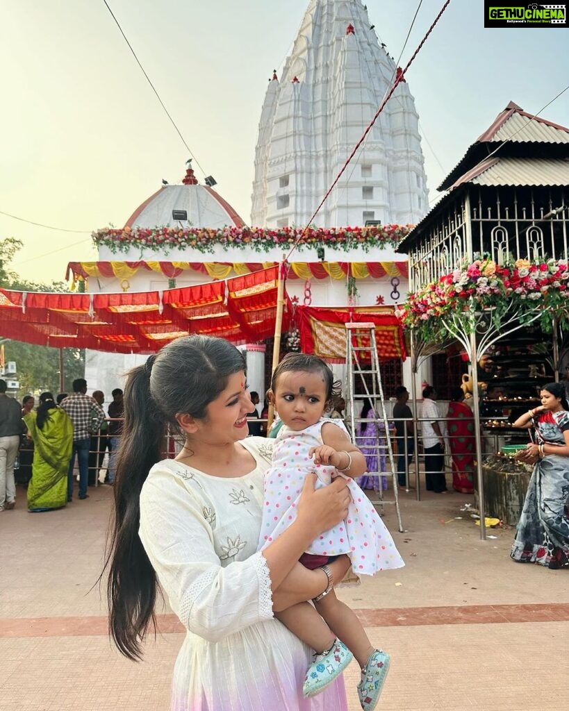 Shivani Sangita Instagram - ମାଁ ସମଲେଈ 🙏🏻💕 ଏତେ ଶୁଭ ଦିନରେ ମାଁର ଦର୍ଶନ ମିଳିଲା ଆଉ କଣ ଦରକାର 😇 Maa Samaleswari Temple