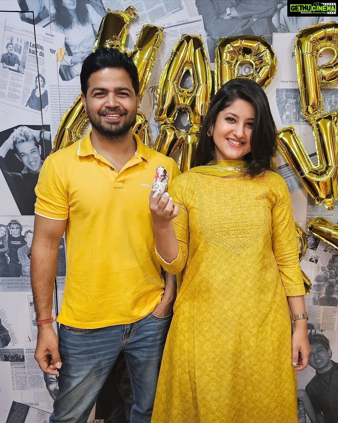 Shivani Sangita Instagram - @jawed_habib_cuttack completes itβs 2nd anniversary with us πβ¨ All credits of our hair to @jawed_habib_cuttack β€οΈ PS- you all have to believe when I say @subhasis_sharma and I in yellow π was an absolute coincidence π
π€·π»ββοΈ