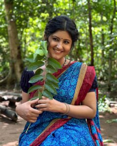 Shivani Sangita Instagram - ଈତି ତୋର କିଏ ରେ??? 💕 

ମାଲ୍ୟଗିରି✨
This Dussehra 

PS -a click from my first day shoot. I was so happy to see myself in this de-glamorised look. 
Btw keep guessing her name till I reveal 😋

@mohanty_babushaan @amlan0010 @sivani_sangita @suryamoyeemohapatra @raindroppicturesofficial @keevesentertainment @amaramuzik @tathya_production_official @niranjan_nayak_4040 @naveen60601 @rinku_rinu_jena_ @prp_dir @rudra_cinematographer @_gaurav_anand09 @editpintu @nabajyotipanda @sarojsen.rock @abhishektripathy1234 @biswanathpadhi @sambitjn_official @rinkuricky @somesh_music @i_abh1shek @amitnayak.8 
Makeup @sudhir_makeupartist 
Hair @mama_5301