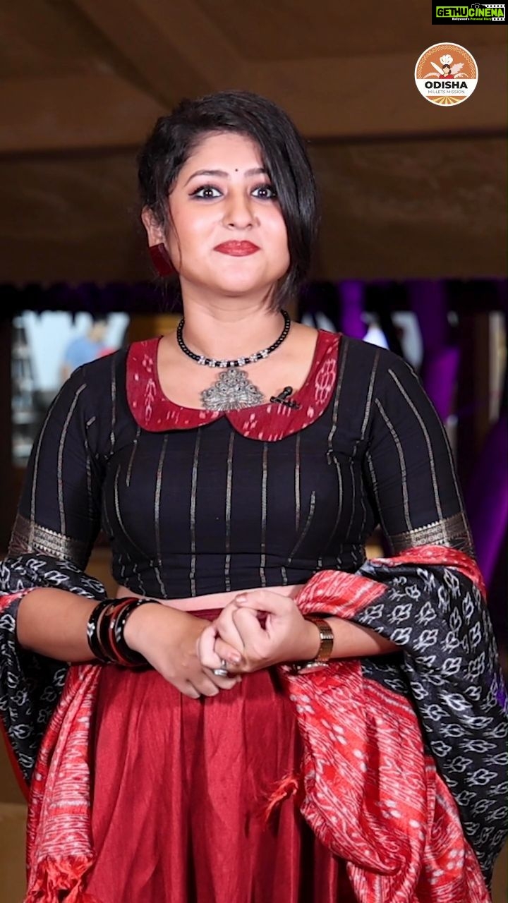 Shivani Sangita Instagram - ЁЯМ╛ Embrace the Power of Odisha Millets! ЁЯМ┐ In this enlightening video captured at the recent Millets festival, actress @sivani_sangita shares the incredible benefits of millets. ЁЯНЪтЬи Did you know that millets can help control diabetes and obesity? Odisha millets are packed with essential nutrients like fibre, minerals, potassium, calcium, and iron - everything your body needs for optimum health. ЁЯМЯ And the best part? They're not just healthy; they're delicious too! Make millets a part of your daily diet and experience a positive transformation in your health. ЁЯеЧЁЯСйтАНтЪХ рмЖрмкрмгрм╛рмирнНрмдрнБ рмУрнЬрм┐рм╢рм╛ рморм┐рм▓рнЗрмЯрнНрм╕рм░ рм╢рмХрнНрмдрм┐рмХрнБ рмирм┐рмХрмЯрм░рнЗ рмЕрмирнБрм╖рнНрмарм┐рмд рморм┐рм▓рнЗрмЯ рморм╣рнЛрмдрнНрм╕рммрм░ рмПрм╣рм┐ рмнрм┐рнЬрм┐рмУрм░рнЗ рмЕрмнрм┐рмирнЗрмдрнНрм░рнА рм╢рм┐рммрм╛рмирнА рм╕рмЩрнНрмЧрнАрмдрм╛ рморм┐рм▓рнЗрмЯрнНрм╕рм░рнЗ рмерм┐рммрм╛ рм▓рм╛рмнрмкрнНрм░рмж рмЧрнБрмгрмЧрнБрнЬрм┐рмХ рм╕рморнНрмкрм░рнНрмХрм░рнЗ рмдрм╛рмЩрнНрмХрм░ рмЕрмирнБрмнрнВрмдрм┐ рм╕рнЗрнЯрм╛рм░ рмХрм░рм┐рмЫрмирнНрмдрм┐ ред рмЖрмкрмг рмЬрм╛рмгрмирнНрмдрм┐ рмХрм┐, рморм┐рм▓рнЗрмЯрнНрм╕ рмбрм╛рмПрммрнЗрмЯрм┐рм╕ рмПрммрмВ рморнЗрмжрммрм╣рнБрм│рмдрм╛ рмнрм│рм┐ рмЬрнАрммрмирм╢рнИрм│рнА рмЬрмирм┐рмд рм░рнЛрмЧрмХрнБ рмирм┐рнЯрмирнНрмдрнНрм░рмг рмХрм░рм┐рммрм╛рм░рнЗ рм╕рм╛рм╣рм╛рмпрнНрнЯ рмХрм░рм┐рмерм╛рмП? рмУрнЬрм┐рм╢рм╛ рморм┐рм▓рнЗрмЯрнНрм╕ рмлрм╛рмЗрммрм░, рморм┐рмирнЗрм░рм╛рм▓рнНрм╕, рмкрнЛрмЯрм╛рм╕рм┐рмЕрмо, рмХрнНрнЯрм╛рм▓рм╕рм┐рмЕрмо рмПрммрмВ рмЖрмЗрм░рми рмнрм│рм┐ рммрм╣рнБ рмЕрмдрнНрнЯрм╛рммрм╢рнНрнЯрмХ рмкрнЛрм╖рмХ рмдрмдрнНрмдрнНрн▒рм░рнЗ рмнрм░рмкрнВрм░ рм╣рнЛрмЗ рм░рм╣рм┐рмЫрм┐ рмпрм╛рм╣рм╛ рмЖрмкрмгрмЩрнНрмХрм░ рмЙрмдрнНрмдрмо рм╕рнНрн▒рм╛рм╕рнНрмернНрнЯ рмирм┐рмормирнНрмдрнЗ рмЕрмдрм┐ рмжрм░рмХрм╛рм░ ред рмЖрмЙ рм╕рммрнБрмарм╛рм░рнБ рмЧрнБрм░рнБрмдрнНрн▒рмкрнВрм░рнНрмгрнНрмг рмХрмерм╛ рмХтАЩрмг рмЬрм╛рмгрмирнНрмдрм┐? рмУрнЬрм┐рм╢рм╛ рморм┐рм▓рнЗрмЯрнНрм╕ рмХрнЗрммрм│ рм╕рнНрн▒рм╛рм╕рнНрмернНрнЯ рмкрм╛рмЗрмБ рмЙрмкрмпрнЛрмЧрнА рмПрммрмВ рм▓рм╛рмнрмжрм╛рнЯрмХ рмирнБрм╣рнЗрмБ; рмдрм╛рм╣рм╛ рмЦрнБрммрнН рм╕рнНрн▒рм╛рмжрм┐рм╖рнНрмЯ рмормзрнНрнЯ ред рморм┐рм▓рнЗрмЯрнНрм╕рмХрнБ рмЖрмкрмгрмЩрнНрмХ рмжрнИрмирмирнНрмжрм┐рми рмЦрм╛рмжрнНрнЯ рмдрм╛рм▓рм┐рмХрм╛рм░ рмПрмХ рмЕрмВрм╢ рмХрм░рмирнНрмдрнБ рмПрммрмВ рмЖрмкрмгрмЩрнНрмХ рм╕рнНрн▒рм╛рм╕рнНрмернНрнЯрм░рнЗ рм╕рмХрм░рм╛рмдрнНрмормХ рмкрм░рм┐рммрм░рнНрмдрнНрмдрми рмЕрмирнБрмнрмм рмХрм░рмирнНрмдрнБ ред @cmo_odisha @naveen_odisha @arvindpadhee @ranendrapratapswain @iym2023 @worldfoodprogramme @fao @missionshaktiodisha @ihmbhubaneswarofficial @rranetwork @faifa_official @krushibibhag @unicefindia @unicef #HealthyLiving #OdishaMillets #NutritionMatters #IYM2023 #InternationalYearOfMillets #MilletsForHealth #MilletsForFoodSecurity #MilletsForSustainability #NaveenPatnaik #ArvindPadhee #RanendraPratapSwain #Farming #Agriculture #UNICEF #UNICEFIndia #MilletsRecipes #MilletsOdisha #MilletsIndia #WorldFoodProgramme #SuccessStories #MissionShakti #WomenEmpowerment #FarmersOfIndia
