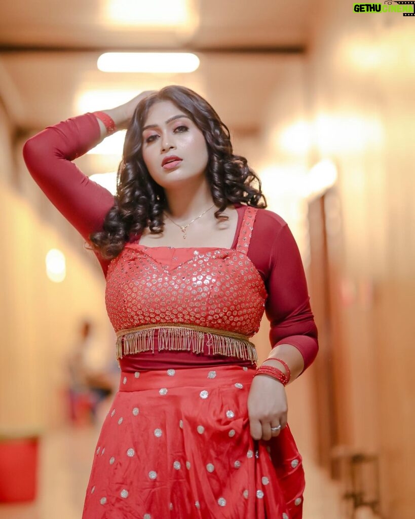 Shobanaa Uthaman Instagram - Raawadi ❤️‍🔥🔥 Pc : @gokul_krishnan_1010 MUA : @meticulous_makeovers Hairstylist: @mahi_hairstyliz . . . . . . . . . . . #chennai#ootd#kollywood#bollywood#pose#instadaily#instagood#instacool#model#modelling#saree#saree#tamilponnu#promoter#promotion#collaboration#vijaytv#vijaytvserial#vijaytelevision#vijaytvshow#muthazhagu EVP Film City