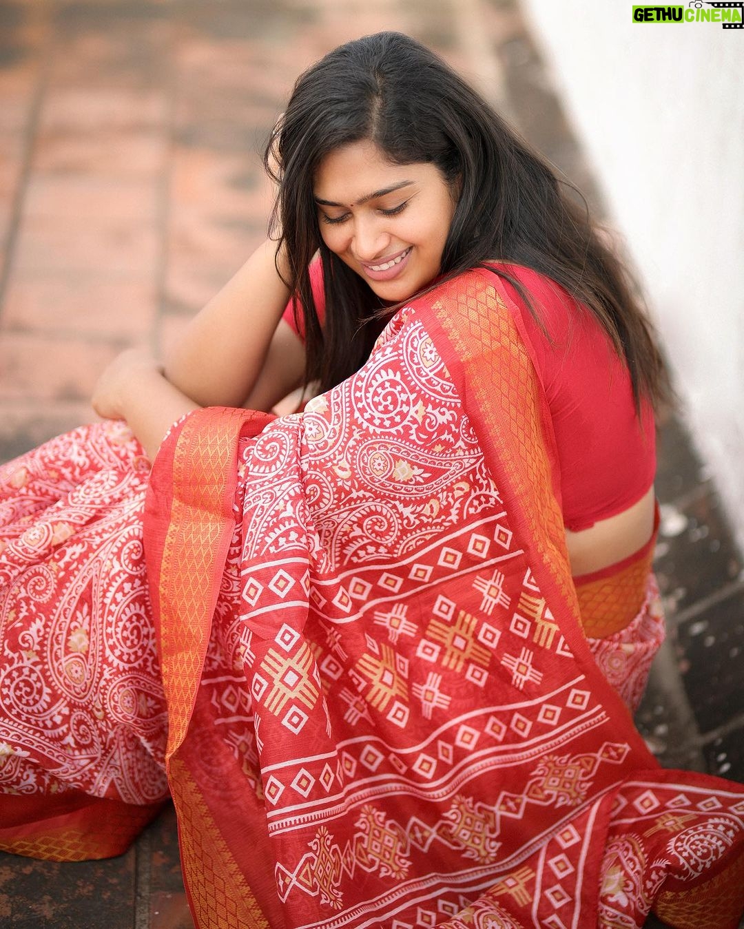 Shobanaa Uthaman Instagram - Someday..someone might come into your life and love you the way you've always wanted 🤞🏻❤️🩹 . . . . . . . . . . . #chennai#ootd#kollywood#bollywood#pose#instadaily#instagood#instacool#model#modelling#saree#saree#tamilponnu#promoter#promotion#collaboration#vijaytv#vijaytvserial#vijaytelevision#vijaytvshow#muthazhagu Chennai, India