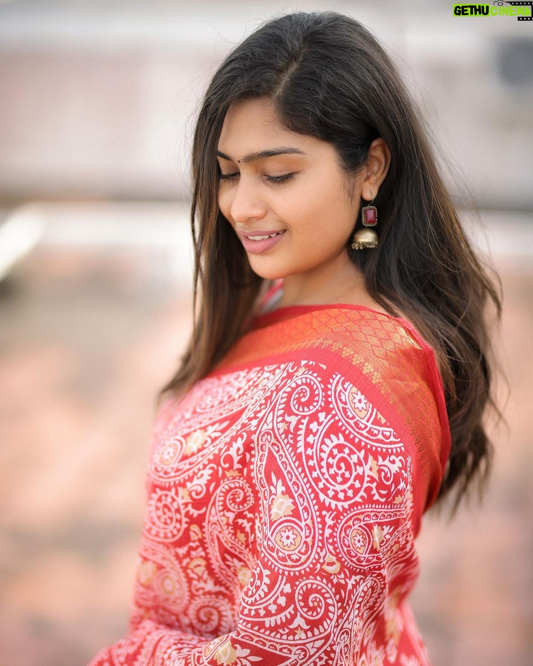 Shobanaa Uthaman Instagram - Sleepy eyes, heavy heart with busy mind❤️🩹 Photography: @prismatic_photography_7 Saree : @sriharidurgacollection . . . . . . . . . . . #chennai#ootd#kollywood#bollywood#pose#instadaily#instagood#instacool#model#modelling#saree#saree#tamilponnu#promoter#promotion#collaboration#vijaytv#vijaytvserial#vijaytelevision#vijaytvshow#muthazhagu Chennai, India
