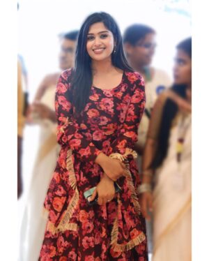 Shobanaa Uthaman Instagram - Wealthiest thing to have right now is a peace of mind🤌🤞🏻
Floral dress from @mivar_boutique 
 
.
.
.
.
.
. 
.
.
.
.
.
#chennai#ootd#kollywood#bollywood#pose#instadaily#instagood#instacool#model#modelling#saree#saree#tamilponnu#promoter#promotion#collaboration#vijaytv#vijaytvserial#vijaytelevision#vijaytvshow#muthazhagu