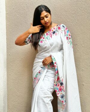 Shobanaa Uthaman Instagram - In the end only 3 things matter: how much you loved, how gently you lived and how gracefully you let go of things not meant for you! 🤞🏻🤍
Saree : @nivecollectionz 

.
.
.
.
.
. 
.
.
.
.
.
#chennai#ootd#kollywood#bollywood#pose#instadaily#instagood#instacool#model#modelling#saree#saree#tamilponnu#promoter#promotion#collaboration#vijaytv#vijaytvserial#vijaytelevision#vijaytvshow#muthazhagu