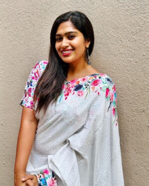 Shobanaa Uthaman Instagram - In the end only 3 things matter: how much you loved, how gently you lived and how gracefully you let go of things not meant for you! 🤞🏻🤍
Saree : @nivecollectionz 

.
.
.
.
.
. 
.
.
.
.
.
#chennai#ootd#kollywood#bollywood#pose#instadaily#instagood#instacool#model#modelling#saree#saree#tamilponnu#promoter#promotion#collaboration#vijaytv#vijaytvserial#vijaytelevision#vijaytvshow#muthazhagu