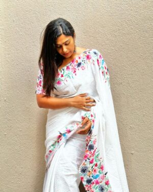 Shobanaa Uthaman Instagram - In the end only 3 things matter: how much you loved, how gently you lived and how gracefully you let go of things not meant for you! 🤞🏻🤍
Saree : @nivecollectionz 

.
.
.
.
.
. 
.
.
.
.
.
#chennai#ootd#kollywood#bollywood#pose#instadaily#instagood#instacool#model#modelling#saree#saree#tamilponnu#promoter#promotion#collaboration#vijaytv#vijaytvserial#vijaytelevision#vijaytvshow#muthazhagu