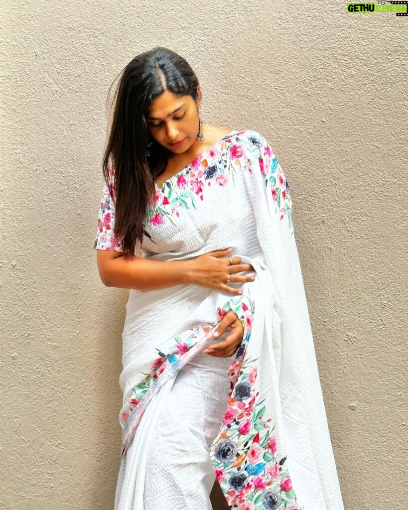 Shobanaa Uthaman Instagram - In the end only 3 things matter: how much you loved, how gently you lived and how gracefully you let go of things not meant for you! 🤞🏻🤍 Saree : @nivecollectionz . . . . . . . . . . . #chennai#ootd#kollywood#bollywood#pose#instadaily#instagood#instacool#model#modelling#saree#saree#tamilponnu#promoter#promotion#collaboration#vijaytv#vijaytvserial#vijaytelevision#vijaytvshow#muthazhagu Chennai, India