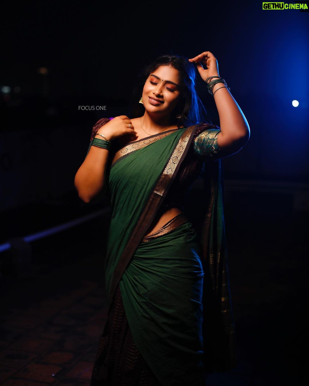 Shobanaa Uthaman Instagram - Life is brighter when you focus on the good✨ MUA : @prakalya_bridal_studio Photography: @f1_studios . . . . . . . . . . . #chennai#ootd#kollywood#bollywood#pose#instadaily#instagood#instacool#model#modelling#saree#saree#tamilponnu#promoter#promotion#collaboration#vijaytv#vijaytvserial#vijaytelevision#vijaytvshow#muthazhagu Chennai, India