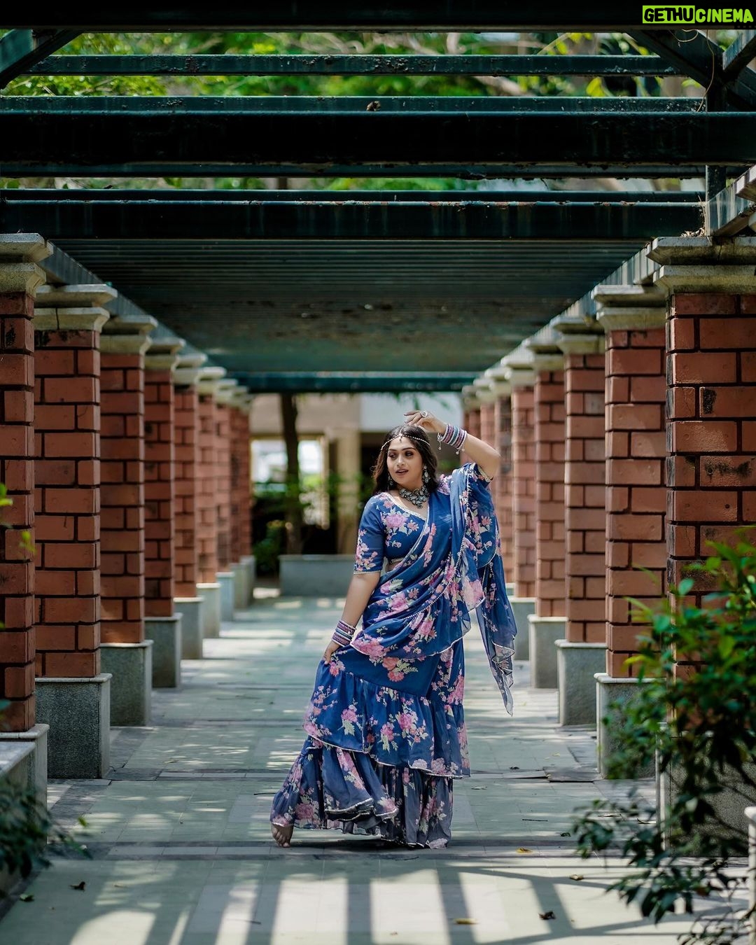 Shobanaa Uthaman Instagram - Go with the flow💙🥀 Make up : @prakalya_bridal_studio Hair : @alima_makeupartistry Jewels : @chennai_jazz DOP : @mastermindsphotography . . . . . . . . . #tamilreel#tamil#tamilreels#tamilsong#reeltoreel#reelvideo#reelsinstagram#reelsindia#reels#reel#reelslife#reelitfeelit#reellife#kollywood#instagood#instavideow#saree#sareelove#TamilPonnu#trending#tamilcomedy#vijaytv#vijaytvserial#vijaytelevision#vijaytvshow#muthazhagu #vijaytelevisionawards Chennai, India