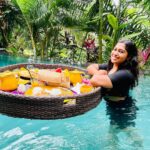 Shobanaa Uthaman Instagram - Puffy munji + infinity pool + floating breakfast... Vazhkai or what?! 🥹🤞🏻 . . . . . . . . . . . #chennai#ootd#chennaifashion##chennaimodel#chennaiphotographer#kollywood#bollywood#chennaiblogger#pose#instadaily#instagood#instacool#okbye#model#chennaimodel#modelling#saree#saree#tamilponnu#promoter#promotion#collaboration#vijaytv#vijaytvserial#vijaytelevision#vijaytvshow#muthazhagu#bali#indonesia#vacation#floatingbreakfast The Sankara Suites & Villas by Pramana