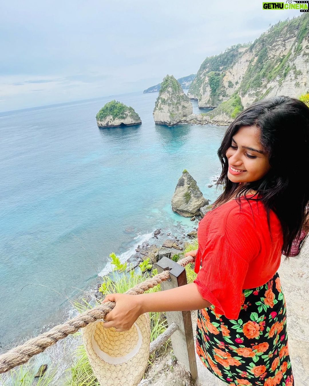Shobanaa Uthaman Instagram - Diamond beach, Nusa Penida π . . . . . . . . . . . #chennai#ootd#chennaifashion#chennaifashionblogger#fashionblogger#chennaimodel#chennaiphotographer#kollywood#bollywood#potraitphotography#pose#instadaily#instagood#instacool#okbye#model#chennaimodel#saree#saree#tamilponnu#promoter#promotion#collaboration#vijaytv#vijaytvserial#vijaytelevision#vijaytvshow#muthazhagu#bali#nusapenida#diamondbeach Diamond Beach Nusa Penida