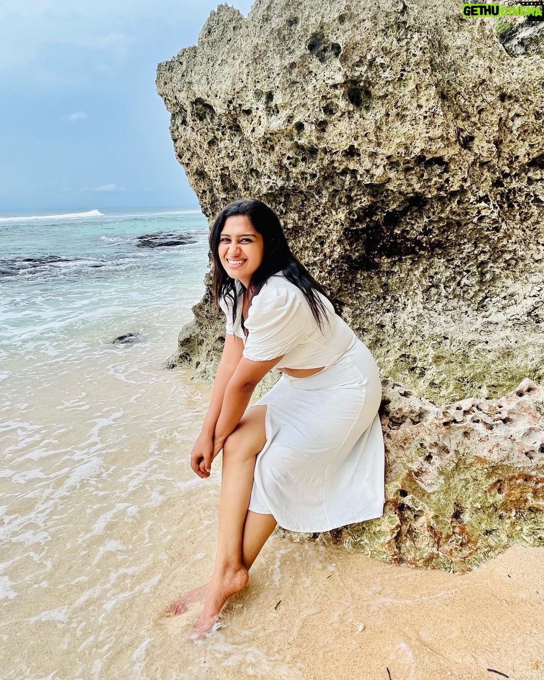 Shobanaa Uthaman Instagram - Suluban beach , Bali π . . . . . . . . . . . #chennai#ootd#chennaifashionblogger#fashionblogger#chennaimodel#chennaiphotographer#kollywood#bollywood#chennaiblogger#potraitphotography#pose#instadaily#instagood#instacool#okbye#model#chennaimodel#modelling#saree#saree#tamilponnu#promoter#collaboration#vijaytv#vijaytvserial#vijaytelevision#vijaytvshow#muthazhagu#bali#baliindonesia#vacation Suluban Beach, Bali