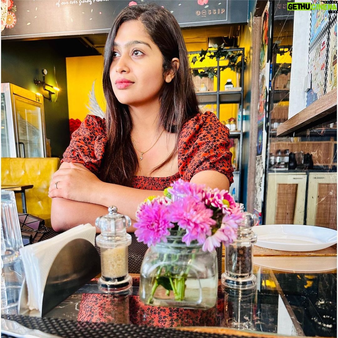 Shobanaa Uthaman Instagram - Still your best ✨ . . . . . . . . . . . #chennai#ootd#chennaifashion#chennaifashionblogger#fashionblogger#chennaimodel#chennaiphotographer#kollywood#bollywood#chennaiblogger#lightroom#potraitphotography#pose#instadaily#instagood#instacool#okbye#model#chennaimodel#modelling#saree#saree#tamilponnu#promoter#promotion#collaboration#vijaytv#vijaytvserial#vijaytelevision#vijaytvshow#muthazhagu Gossip Fusion Bistro & Dessert Bar