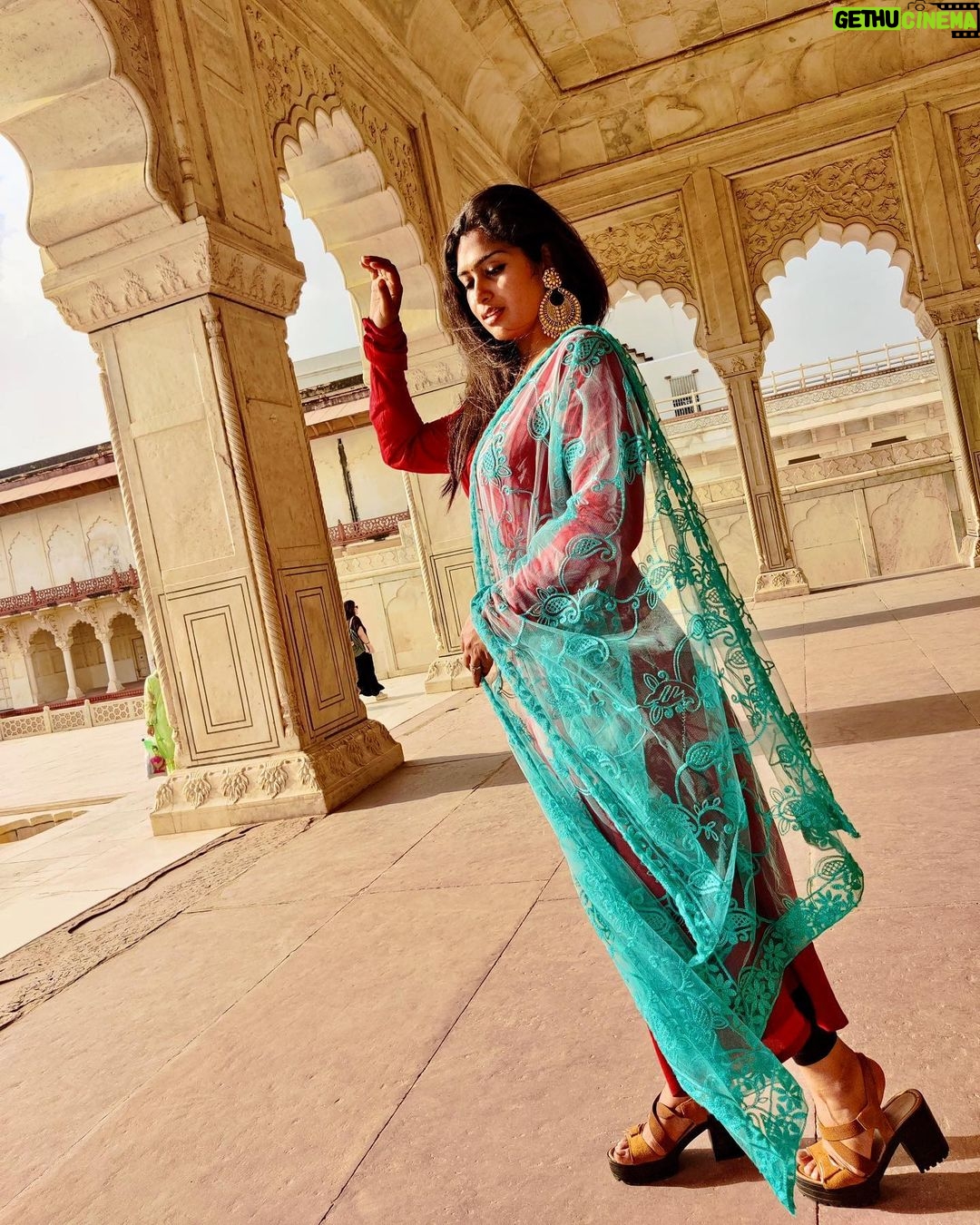 Shobanaa Uthaman Instagram - I call architecture frozen music♥️ . . . . . . . . . . . #chennai#ootd#chennaifashion#chennaifashionblogger#fashionblogger#chennaimodel#chennaiphotographer#kollywood#bollywood#chennaiblogger#lightroom#potraitphotography#pose#instadaily#instagood#instacool#okbye#model#chennaimodel#modelling#saree#saree#tamilponnu#promoter#promotion#collaboration#vijaytv#vijaytvserial#vijaytelevision#vijaytvshow#muthazhagu#tajmahal Taj Mahal, Agra, India