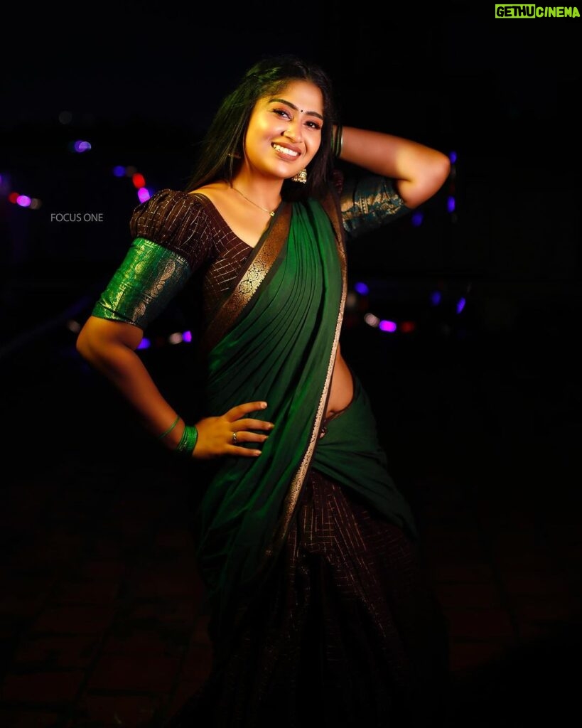 Shobanaa Uthaman Instagram - Diwali post ✨🤎 . . . . . . . . . . . #chennai#ootd#kollywood#bollywood#pose#instadaily#instagood#instacool#model#modelling#saree#saree#tamilponnu#promoter#promotion#collaboration#vijaytv#vijaytvserial#vijaytelevision#vijaytvshow#muthazhagu Chennai, India