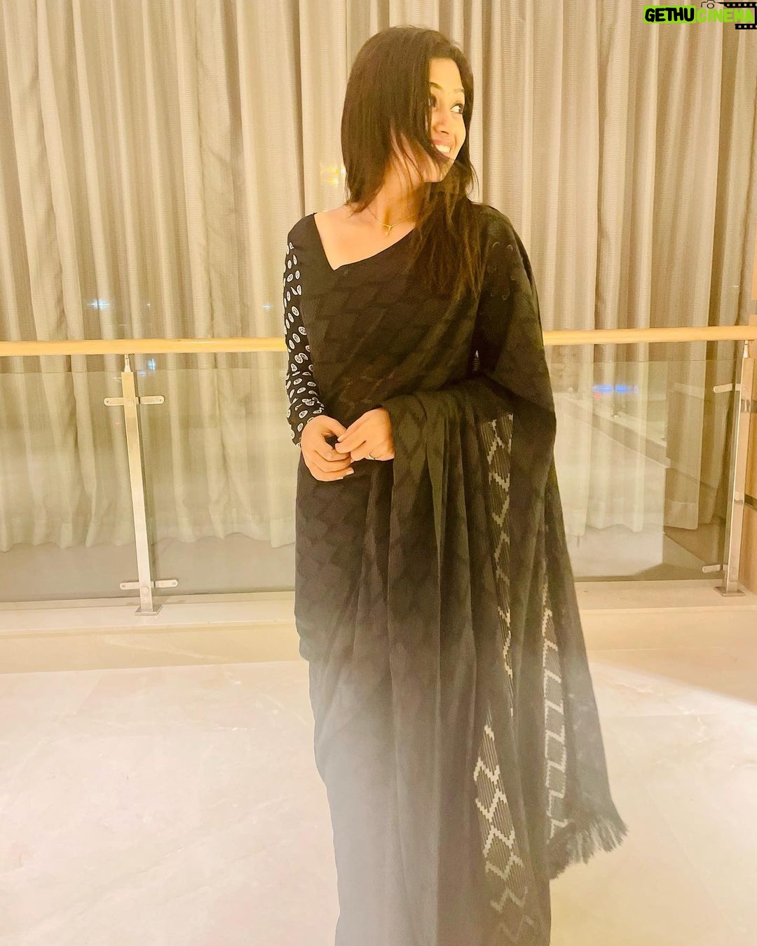 Shobanaa Uthaman Instagram - Sometimes you need to let things go🤞🏻🥀 . . . . . . . . . . . #chennai#ootd#chennaifashion##chennaimodel#chennaiphotographer#kollywood#bollywood#chennaiblogger#pose#instadaily#instagood#instacool#okbye#model#chennaimodel#modelling#saree#saree#tamilponnu#promoter#promotion#collaboration#vijaytv#vijaytvserial#vijaytelevision#vijaytvshow#muthazhagu Chennai, India
