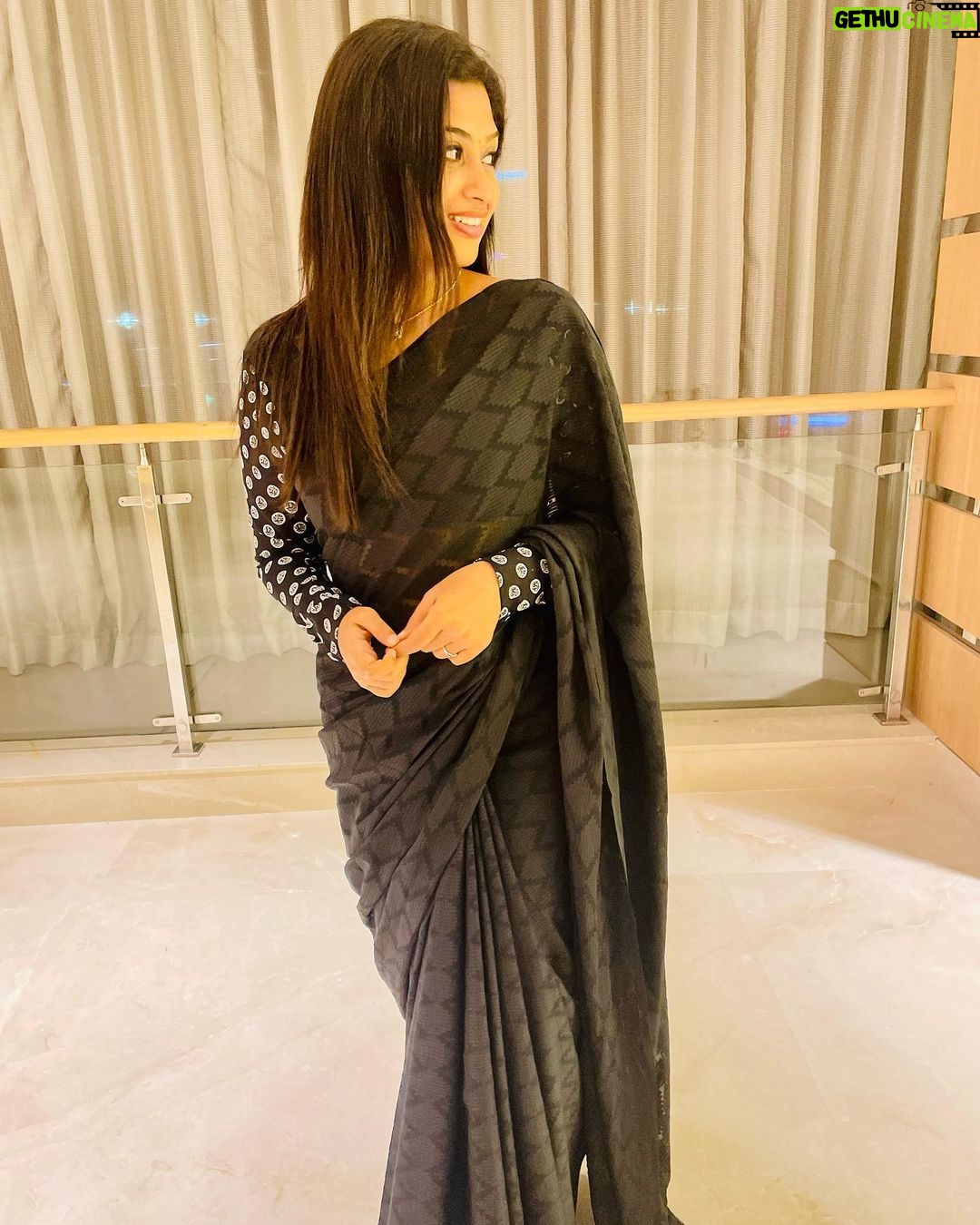 Shobanaa Uthaman Instagram - Sometimes you need to let things go🤞🏻🥀 . . . . . . . . . . . #chennai#ootd#chennaifashion##chennaimodel#chennaiphotographer#kollywood#bollywood#chennaiblogger#pose#instadaily#instagood#instacool#okbye#model#chennaimodel#modelling#saree#saree#tamilponnu#promoter#promotion#collaboration#vijaytv#vijaytvserial#vijaytelevision#vijaytvshow#muthazhagu Chennai, India