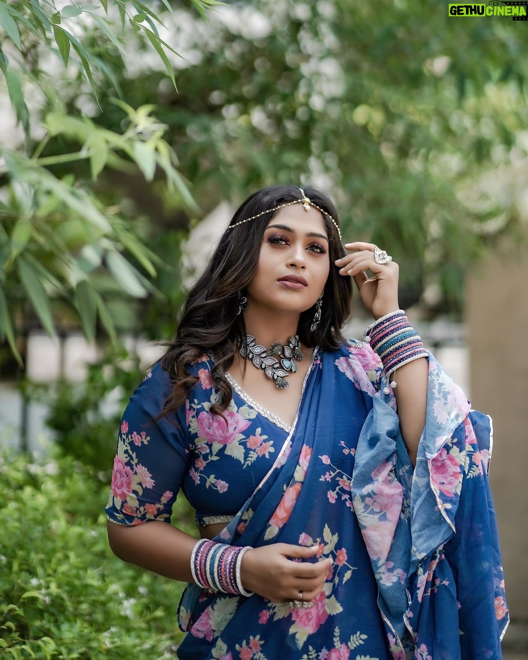 Shobanaa Uthaman Instagram - My look for Vijay television awards💙✨Thanks team 👇 Make up : @prakalya_bridal_studio Hair : @alima_makeupartistry Jewels : @chennai_jazz DOP : @mastermindsphotography . . . . . . . . . #tamilreel#tamil#tamilreels#tamilsong#reeltoreel#reelvideo#reelsinstagram#reelsindia#reels#reel#reelslife#reelitfeelit#reellife#kollywood#instagood#instavideow#saree#sareelove#TamilPonnu#trending#tamilcomedy#vijaytv#vijaytvserial#vijaytelevision#vijaytvshow#muthazhagu #vijaytelevisionawards Chennai, India
