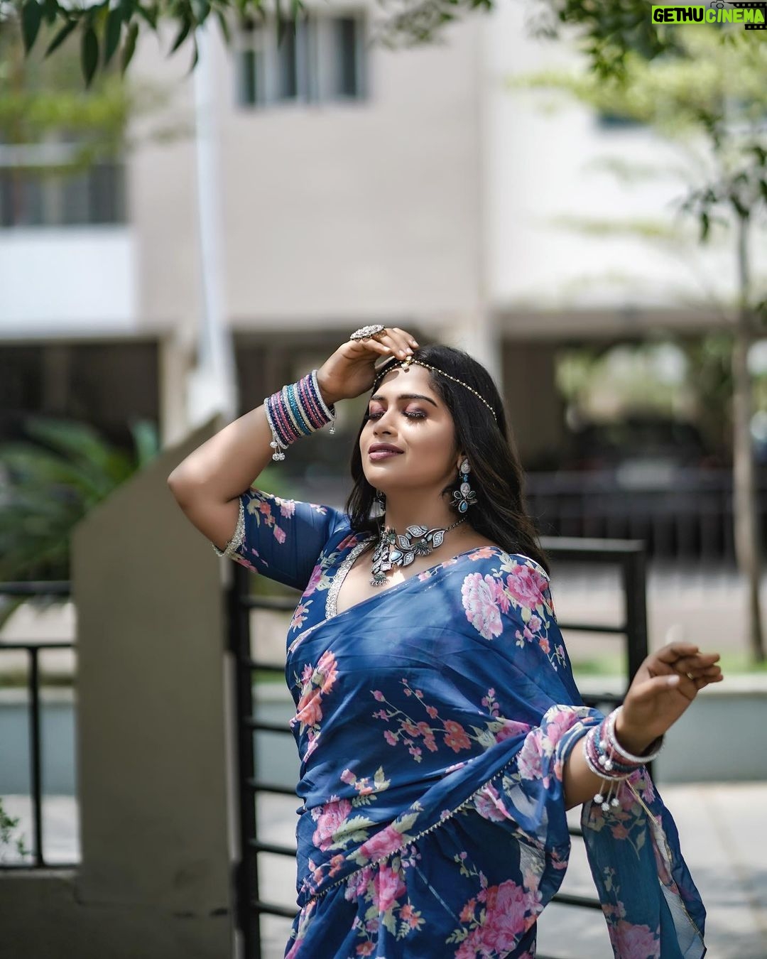 Shobanaa Uthaman Instagram - My look for Vijay television awards💙✨Thanks team 👇 Make up : @prakalya_bridal_studio Hair : @alima_makeupartistry Jewels : @chennai_jazz DOP : @mastermindsphotography . . . . . . . . . #tamilreel#tamil#tamilreels#tamilsong#reeltoreel#reelvideo#reelsinstagram#reelsindia#reels#reel#reelslife#reelitfeelit#reellife#kollywood#instagood#instavideow#saree#sareelove#TamilPonnu#trending#tamilcomedy#vijaytv#vijaytvserial#vijaytelevision#vijaytvshow#muthazhagu #vijaytelevisionawards Chennai, India