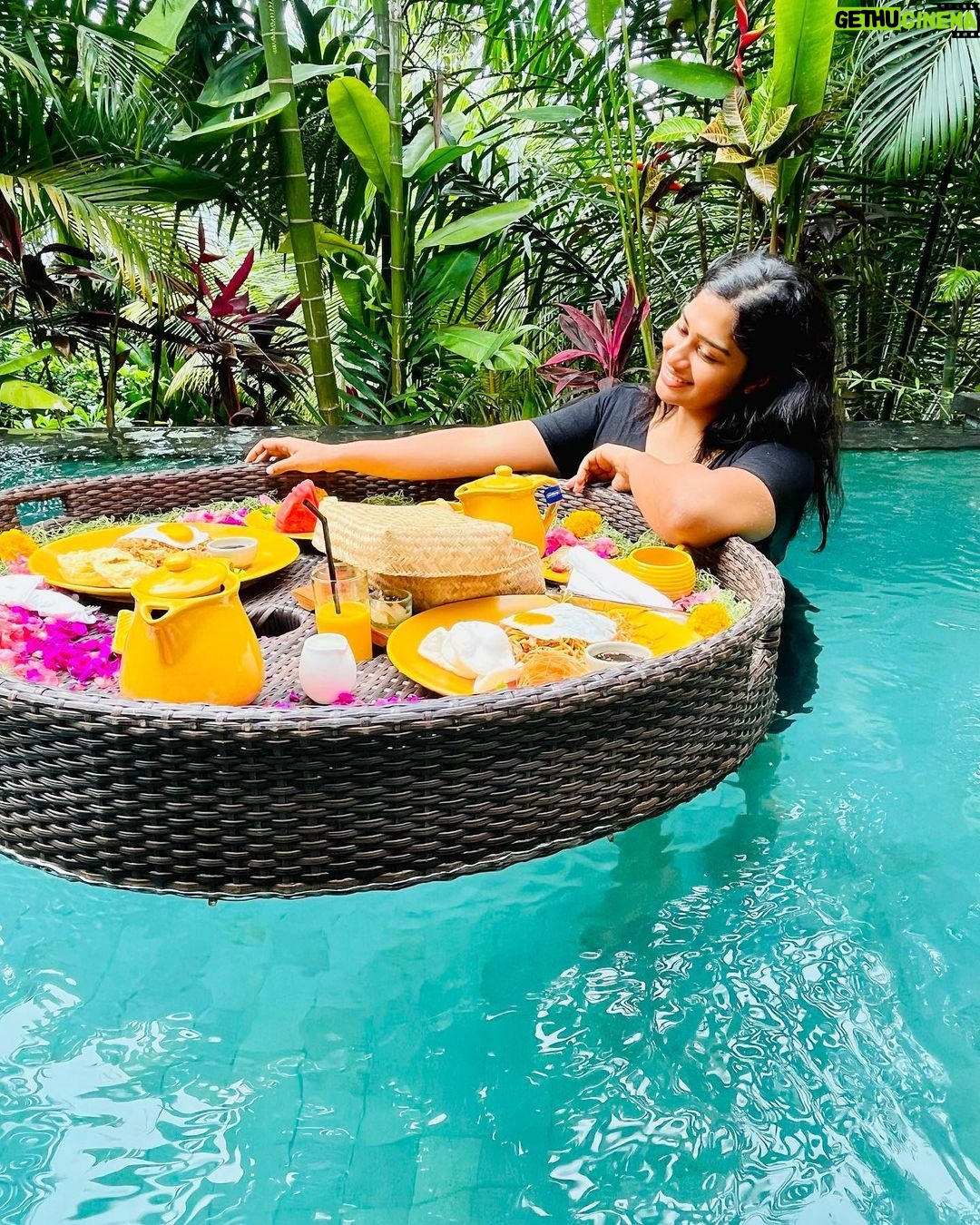 Shobanaa Uthaman Instagram - Puffy munji + infinity pool + floating breakfast... Vazhkai or what?! 🥹🤞🏻 . . . . . . . . . . . #chennai#ootd#chennaifashion##chennaimodel#chennaiphotographer#kollywood#bollywood#chennaiblogger#pose#instadaily#instagood#instacool#okbye#model#chennaimodel#modelling#saree#saree#tamilponnu#promoter#promotion#collaboration#vijaytv#vijaytvserial#vijaytelevision#vijaytvshow#muthazhagu#bali#indonesia#vacation#floatingbreakfast The Sankara Suites & Villas by Pramana