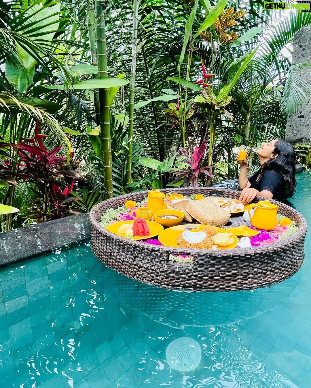 Shobanaa Uthaman Instagram - Puffy munji + infinity pool + floating breakfast... Vazhkai or what?! 🥹🤞🏻 . . . . . . . . . . . #chennai#ootd#chennaifashion##chennaimodel#chennaiphotographer#kollywood#bollywood#chennaiblogger#pose#instadaily#instagood#instacool#okbye#model#chennaimodel#modelling#saree#saree#tamilponnu#promoter#promotion#collaboration#vijaytv#vijaytvserial#vijaytelevision#vijaytvshow#muthazhagu#bali#indonesia#vacation#floatingbreakfast The Sankara Suites & Villas by Pramana