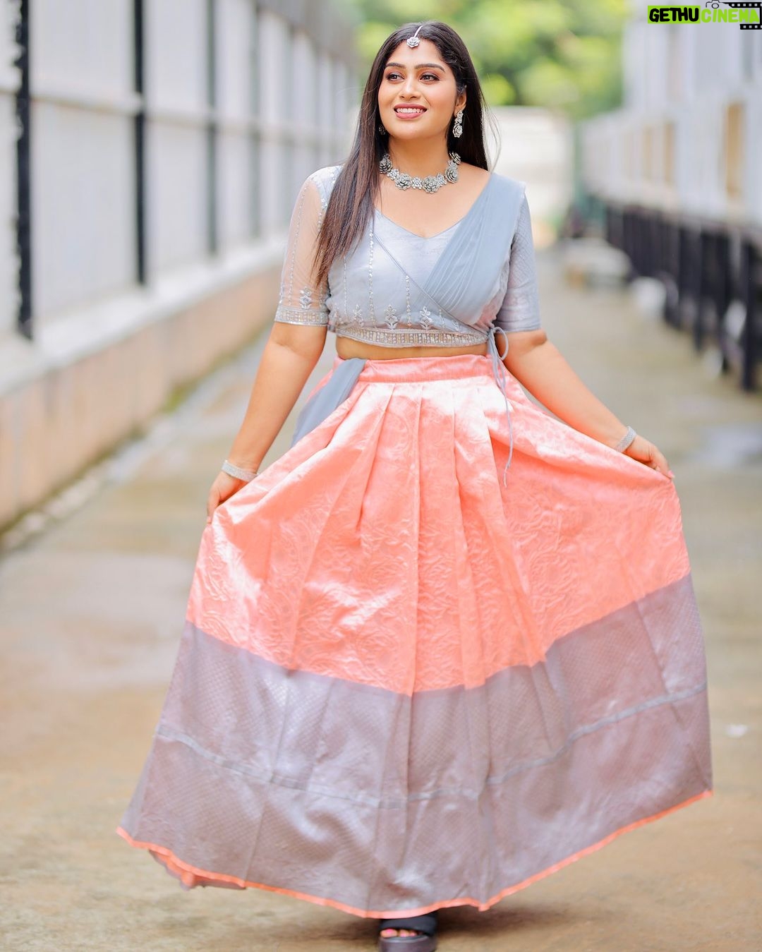 Shobanaa Uthaman Instagram - Dolled up for Muthazhagu Veetla Vishesham show....π€π€ Photography: @prismatic_photography_7 Dress : @anu_srinivasan.as Make up : @queen_of__bridal Jewels : @gold_copy1486 . . . . . . . . . . . #chennai#ootd#kollywood#bollywood#pose#instadaily#instagood#instacool#model#modelling#saree#saree#tamilponnu#promoter#promotion#collaboration#vijaytv#vijaytvserial#vijaytelevision#vijaytvshow#muthazhagu Chennai, India