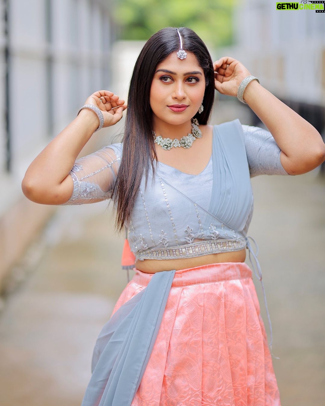 Shobanaa Uthaman Instagram - Dolled up for Muthazhagu Veetla Vishesham show....π€π€ Photography: @prismatic_photography_7 Dress : @anu_srinivasan.as Make up : @queen_of__bridal Jewels : @gold_copy1486 . . . . . . . . . . . #chennai#ootd#kollywood#bollywood#pose#instadaily#instagood#instacool#model#modelling#saree#saree#tamilponnu#promoter#promotion#collaboration#vijaytv#vijaytvserial#vijaytelevision#vijaytvshow#muthazhagu EVP Film City