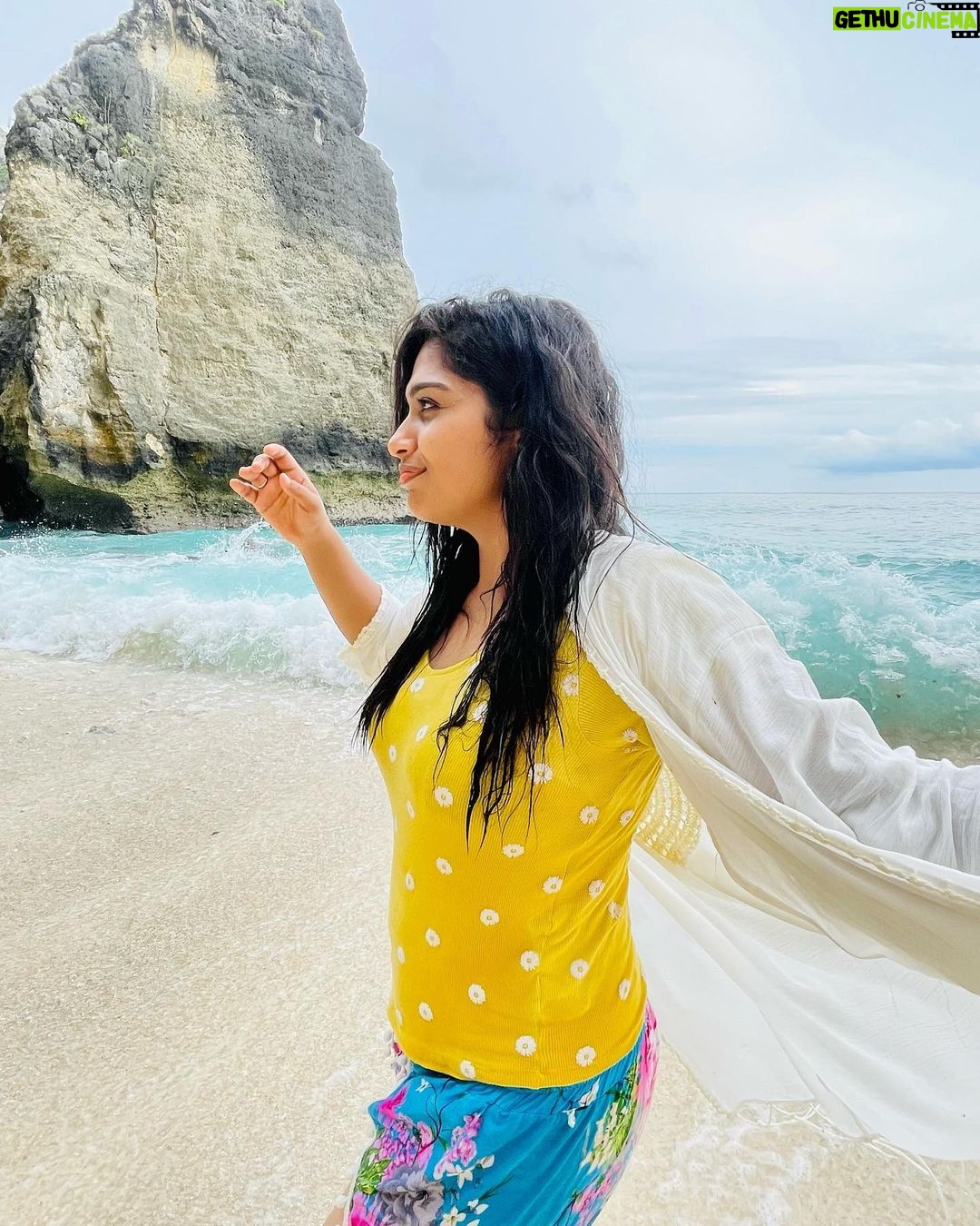 Shobanaa Uthaman Instagram - Kelingking beach, Nusa Penidaš . . . . . . . . . . . #chennai#ootd#chennaifashion#chennaimodel#kollywood#bollywood#chennaiblogger#lightroom#potraitphotography#pose#instadaily#instagood#instacool#okbye#model#chennaimodel#modelling#saree#saree#tamilponnu#promoter#promotion#collaboration#vijaytv#vijaytvserial#vijaytelevision#vijaytvshow#muthazhagu #bali#baliindonesia#vacation Kelingking Beach Nusa Penida