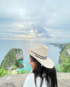Shobanaa Uthaman Instagram - Kelingking beach, Nusa Penida📍 . . . . . . . . . . . #chennai#ootd#chennaifashion#chennaimodel#kollywood#bollywood#chennaiblogger#lightroom#potraitphotography#pose#instadaily#instagood#instacool#okbye#model#chennaimodel#modelling#saree#saree#tamilponnu#promoter#promotion#collaboration#vijaytv#vijaytvserial#vijaytelevision#vijaytvshow#muthazhagu #bali#baliindonesia#vacation Kelingking Beach Nusa Penida