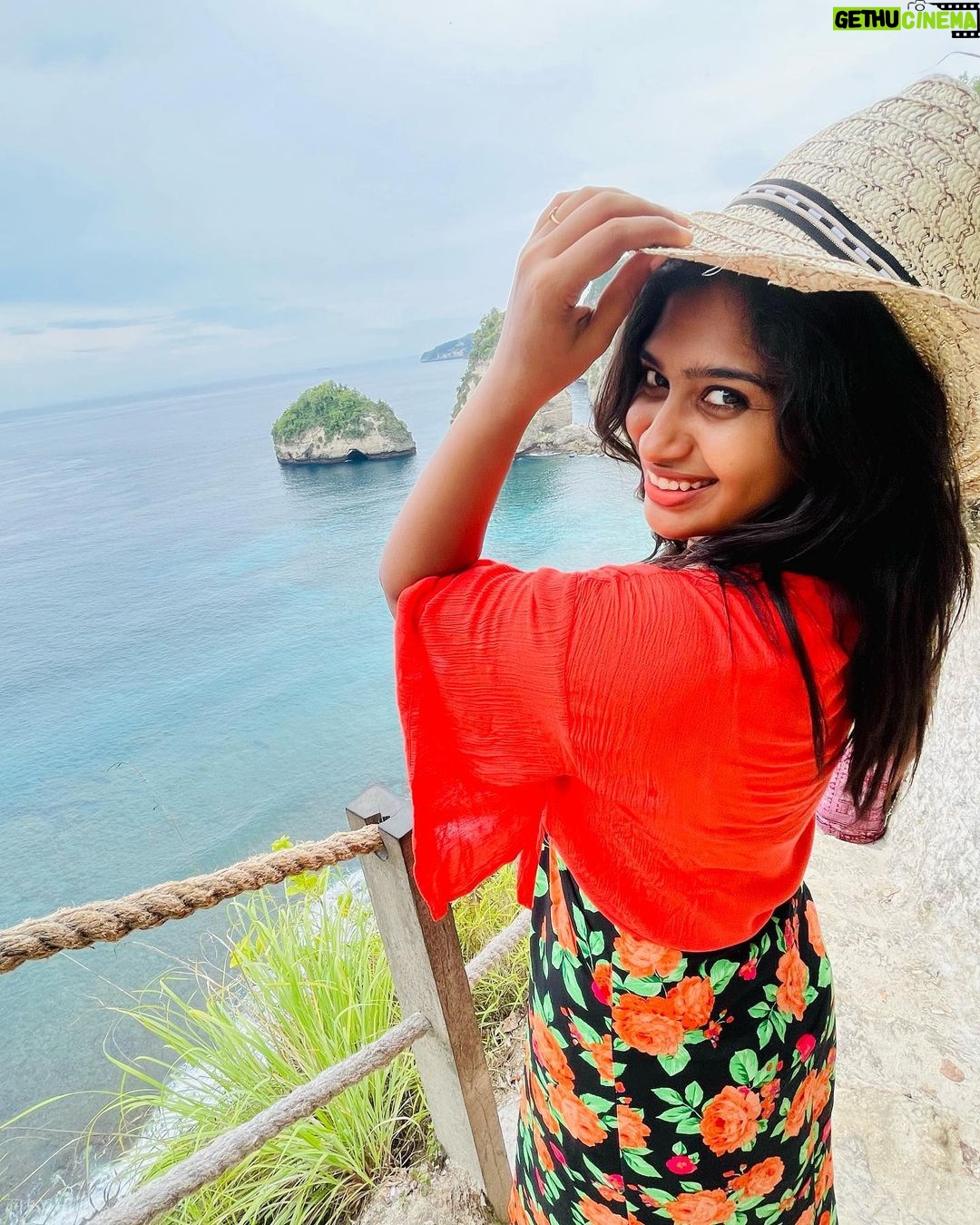 Shobanaa Uthaman Instagram - Diamond beach, Nusa Penida π . . . . . . . . . . . #chennai#ootd#chennaifashion#chennaifashionblogger#fashionblogger#chennaimodel#chennaiphotographer#kollywood#bollywood#potraitphotography#pose#instadaily#instagood#instacool#okbye#model#chennaimodel#saree#saree#tamilponnu#promoter#promotion#collaboration#vijaytv#vijaytvserial#vijaytelevision#vijaytvshow#muthazhagu#bali#nusapenida#diamondbeach Diamond Beach Nusa Penida