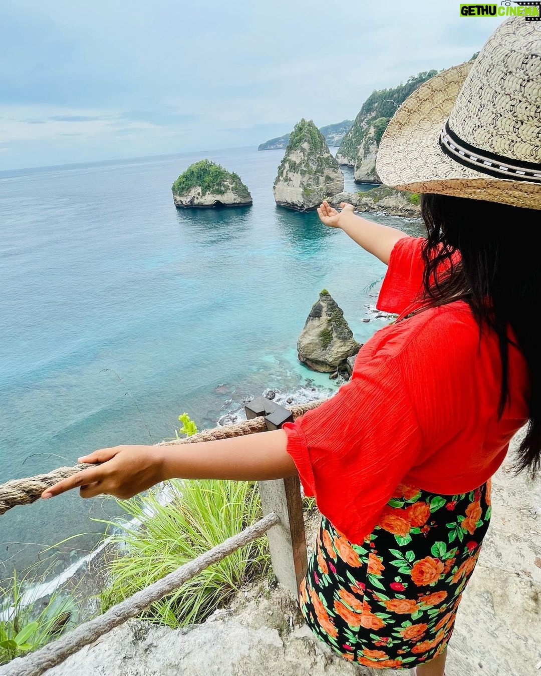 Shobanaa Uthaman Instagram - Diamond beach, Nusa Penida π . . . . . . . . . . . #chennai#ootd#chennaifashion#chennaifashionblogger#fashionblogger#chennaimodel#chennaiphotographer#kollywood#bollywood#potraitphotography#pose#instadaily#instagood#instacool#okbye#model#chennaimodel#saree#saree#tamilponnu#promoter#promotion#collaboration#vijaytv#vijaytvserial#vijaytelevision#vijaytvshow#muthazhagu#bali#nusapenida#diamondbeach Diamond Beach Nusa Penida