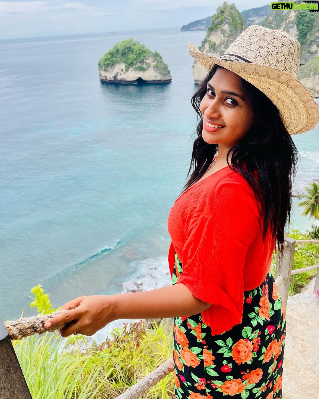Shobanaa Uthaman Instagram - Diamond beach, Nusa Penida π . . . . . . . . . . . #chennai#ootd#chennaifashion#chennaifashionblogger#fashionblogger#chennaimodel#chennaiphotographer#kollywood#bollywood#potraitphotography#pose#instadaily#instagood#instacool#okbye#model#chennaimodel#saree#saree#tamilponnu#promoter#promotion#collaboration#vijaytv#vijaytvserial#vijaytelevision#vijaytvshow#muthazhagu#bali#nusapenida#diamondbeach Diamond Beach Nusa Penida