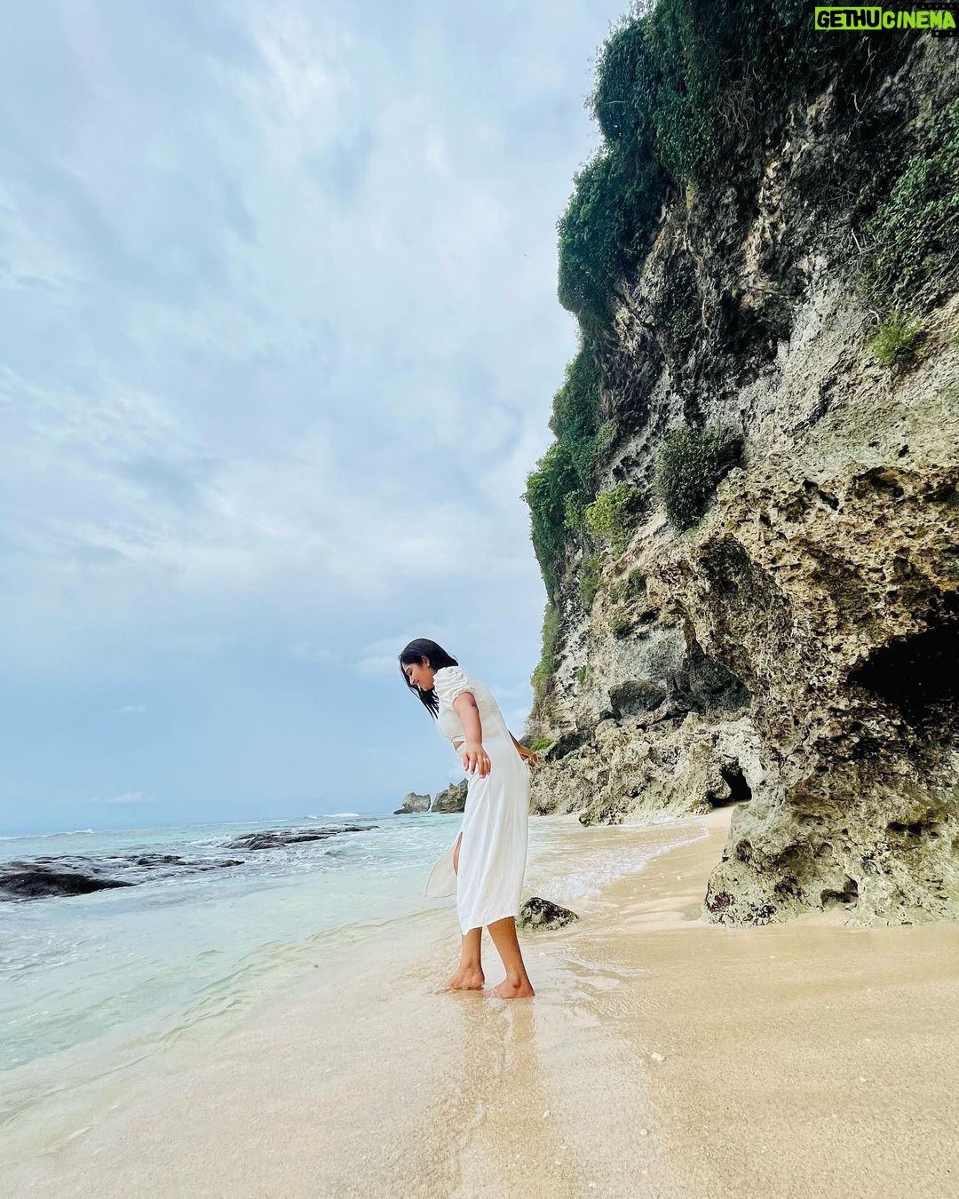 Shobanaa Uthaman Instagram - Suluban beach , Bali π . . . . . . . . . . . #chennai#ootd#chennaifashionblogger#fashionblogger#chennaimodel#chennaiphotographer#kollywood#bollywood#chennaiblogger#potraitphotography#pose#instadaily#instagood#instacool#okbye#model#chennaimodel#modelling#saree#saree#tamilponnu#promoter#collaboration#vijaytv#vijaytvserial#vijaytelevision#vijaytvshow#muthazhagu#bali#baliindonesia#vacation Suluban Beach, Bali