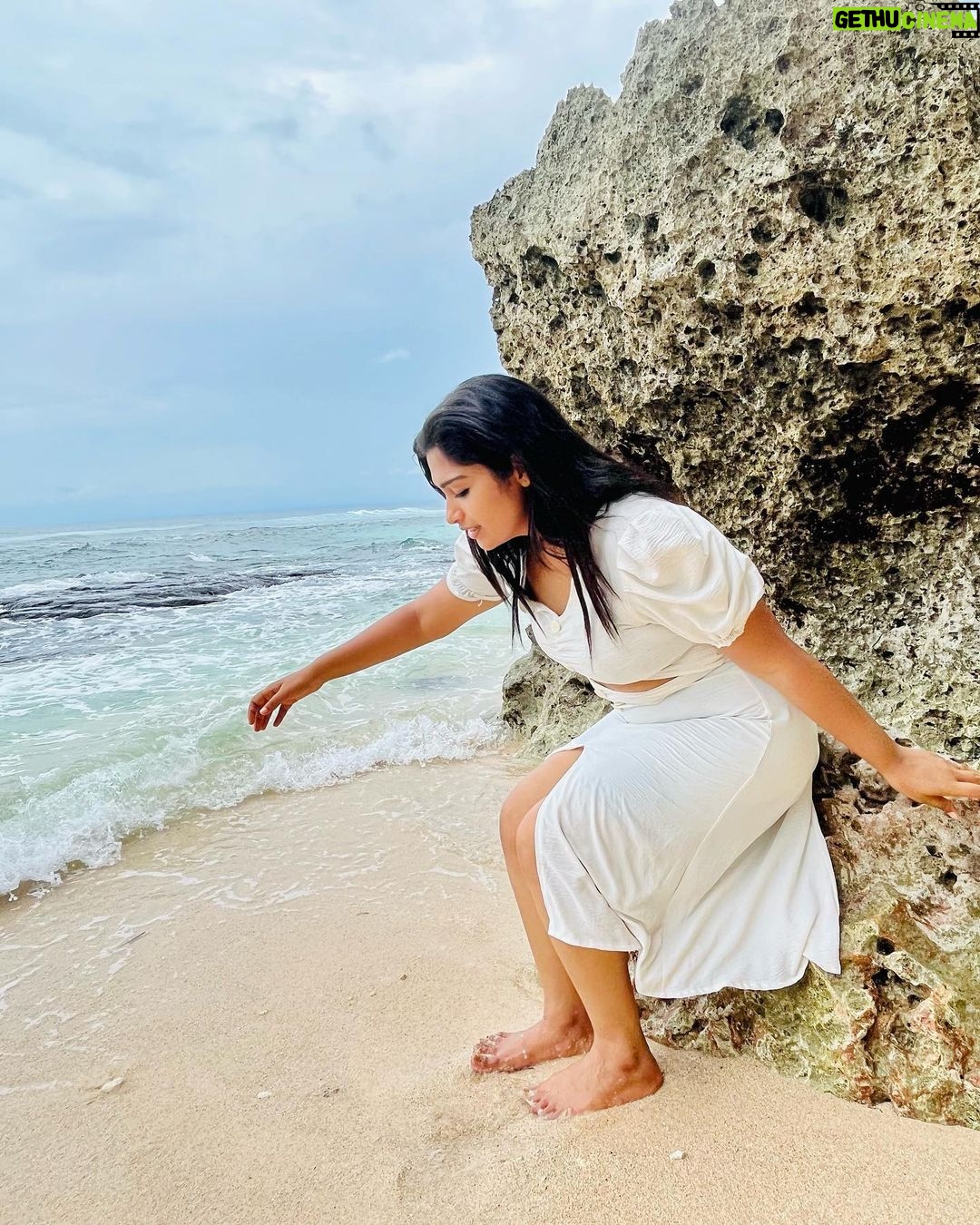 Shobanaa Uthaman Instagram - Suluban beach , Bali π . . . . . . . . . . . #chennai#ootd#chennaifashionblogger#fashionblogger#chennaimodel#chennaiphotographer#kollywood#bollywood#chennaiblogger#potraitphotography#pose#instadaily#instagood#instacool#okbye#model#chennaimodel#modelling#saree#saree#tamilponnu#promoter#collaboration#vijaytv#vijaytvserial#vijaytelevision#vijaytvshow#muthazhagu#bali#baliindonesia#vacation Suluban Beach, Bali