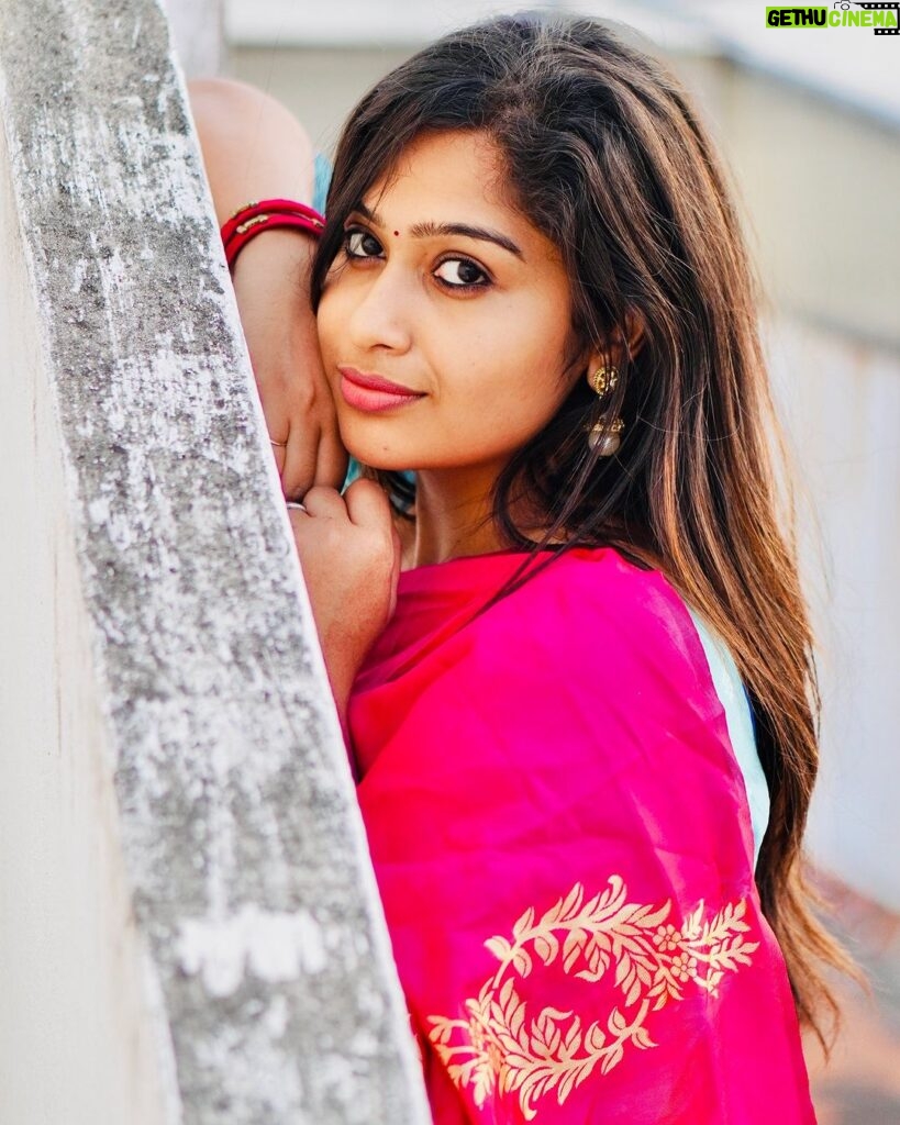 Shobanaa Uthaman Instagram - Eyes on me👀💗 Photography: @walkthrough_photography Saree : @kalpana_collection___________ . . . . . . . . . . . #chennai#ootd#kollywood#bollywood#pose#instadaily#instagood#instacool#model#modelling#saree#saree#tamilponnu#promoter#promotion#collaboration#vijaytv#vijaytvserial#vijaytelevision#vijaytvshow#muthazhagu Chennai, India