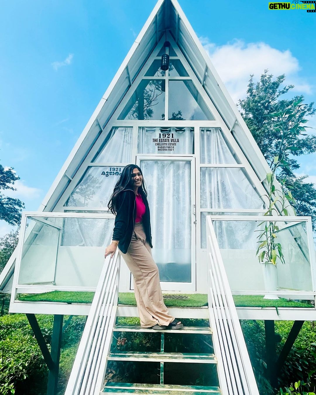 Shobanaa Uthaman Instagram - A frame stay in the middle of tea estate of wayanad has my heart ✨ . . . . . . . . . . . #chennai#ootd#kollywood#bollywood#pose#instadaily#instagood#instacool#model#modelling#saree#saree#tamilponnu#promoter#promotion#collaboration#vijaytv#vijaytvserial#vijaytelevision#vijaytvshow#muthazhagu#wayanad#aframe