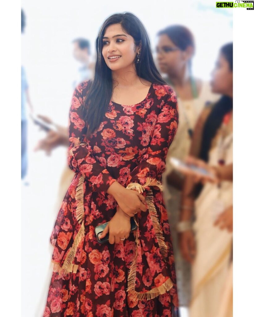 Shobanaa Uthaman Instagram - Wealthiest thing to have right now is a peace of mind🤌🤞🏻 Floral dress from @mivar_boutique . . . . . . . . . . . #chennai#ootd#kollywood#bollywood#pose#instadaily#instagood#instacool#model#modelling#saree#saree#tamilponnu#promoter#promotion#collaboration#vijaytv#vijaytvserial#vijaytelevision#vijaytvshow#muthazhagu Mgr University