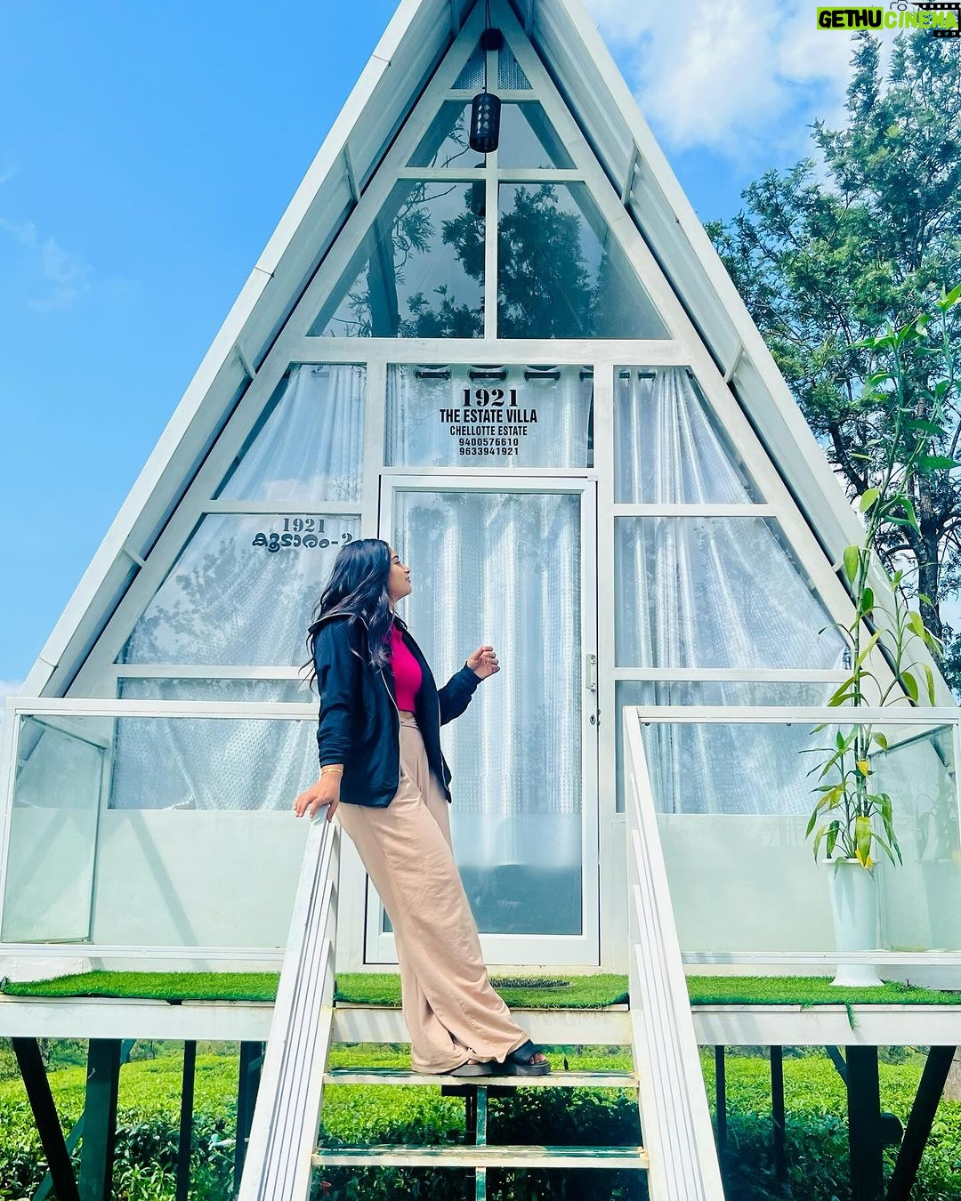Shobanaa Uthaman Instagram - A frame stay in the middle of tea estate of wayanad has my heart ✨ . . . . . . . . . . . #chennai#ootd#kollywood#bollywood#pose#instadaily#instagood#instacool#model#modelling#saree#saree#tamilponnu#promoter#promotion#collaboration#vijaytv#vijaytvserial#vijaytelevision#vijaytvshow#muthazhagu#wayanad#aframe