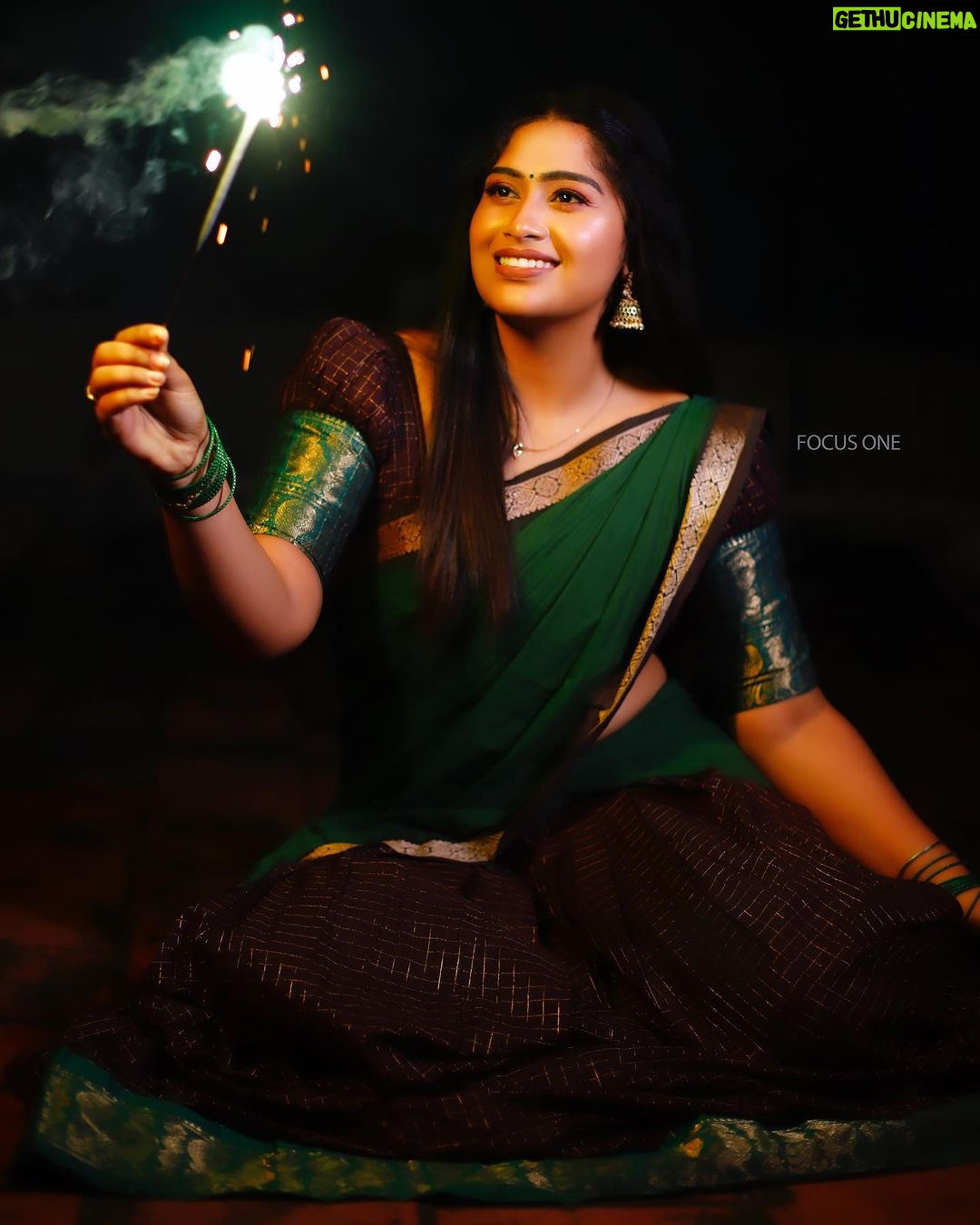 Shobanaa Uthaman Instagram - இனிய தீபாவளி நல்வாழ்த்துக்கள்! 🙏✨ . . . . . . . . . . . #chennai#ootd#kollywood#bollywood#pose#instadaily#instagood#instacool#model#modelling#saree#saree#tamilponnu#promoter#promotion#collaboration#vijaytv#vijaytvserial#vijaytelevision#vijaytvshow#muthazhagu Chennai, India