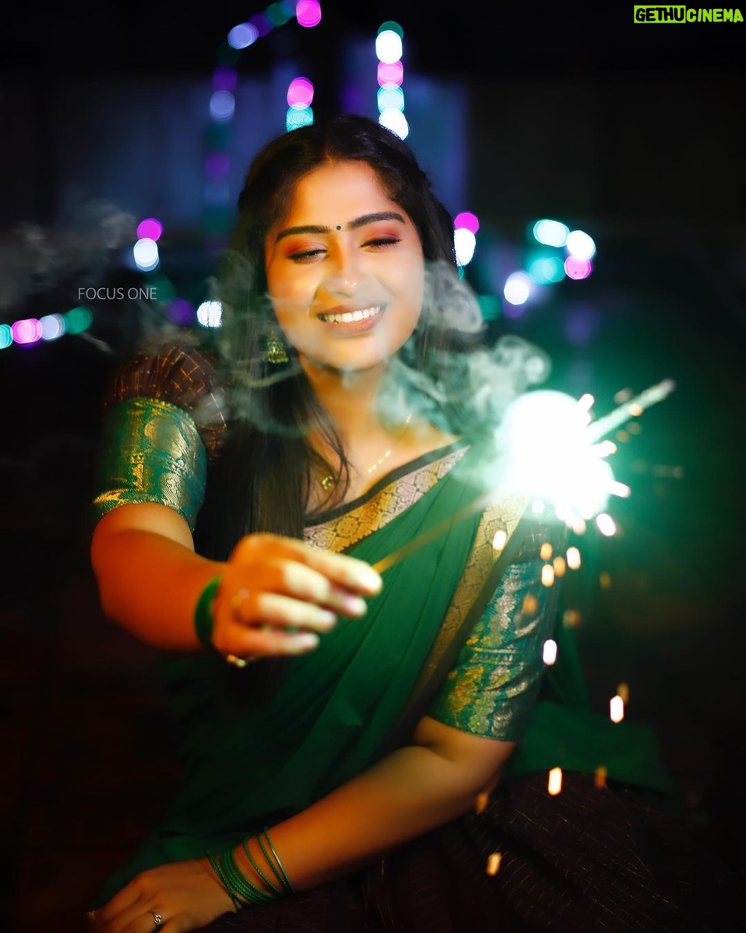 Shobanaa Uthaman Instagram - இனிய தீபாவளி நல்வாழ்த்துக்கள்! 🙏✨ . . . . . . . . . . . #chennai#ootd#kollywood#bollywood#pose#instadaily#instagood#instacool#model#modelling#saree#saree#tamilponnu#promoter#promotion#collaboration#vijaytv#vijaytvserial#vijaytelevision#vijaytvshow#muthazhagu Chennai, India