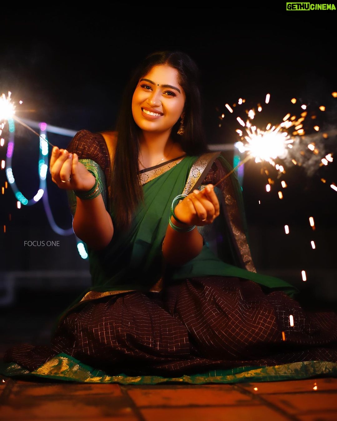 Shobanaa Uthaman Instagram - இனிய தீபாவளி நல்வாழ்த்துக்கள்! 🙏✨ . . . . . . . . . . . #chennai#ootd#kollywood#bollywood#pose#instadaily#instagood#instacool#model#modelling#saree#saree#tamilponnu#promoter#promotion#collaboration#vijaytv#vijaytvserial#vijaytelevision#vijaytvshow#muthazhagu Chennai, India