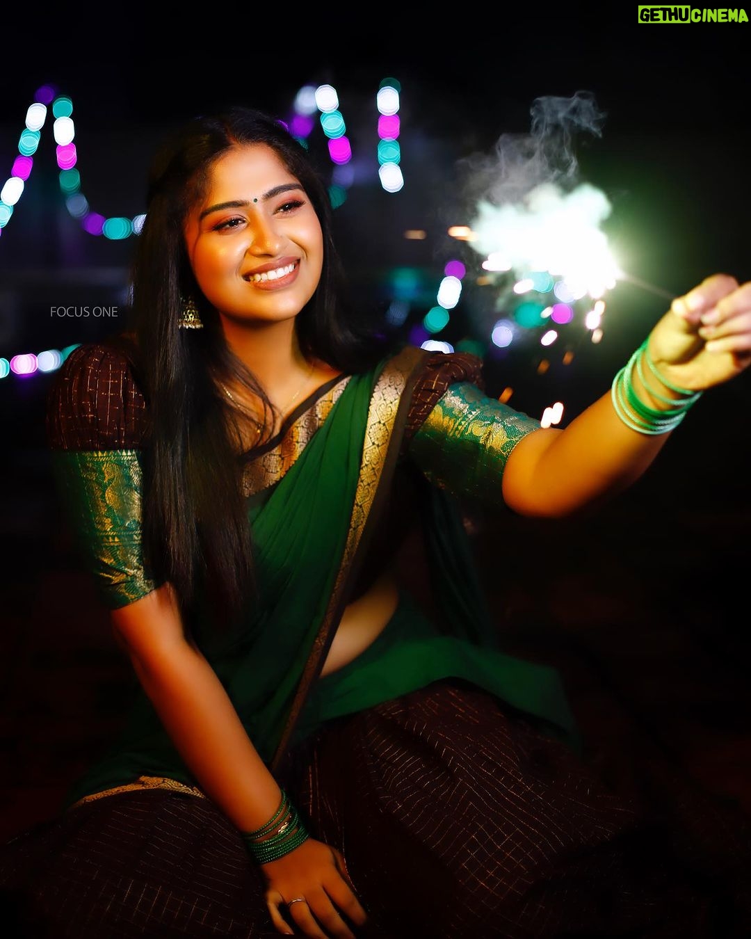 Shobanaa Uthaman Instagram - இனிய தீபாவளி நல்வாழ்த்துக்கள்! 🙏✨ . . . . . . . . . . . #chennai#ootd#kollywood#bollywood#pose#instadaily#instagood#instacool#model#modelling#saree#saree#tamilponnu#promoter#promotion#collaboration#vijaytv#vijaytvserial#vijaytelevision#vijaytvshow#muthazhagu Chennai, India