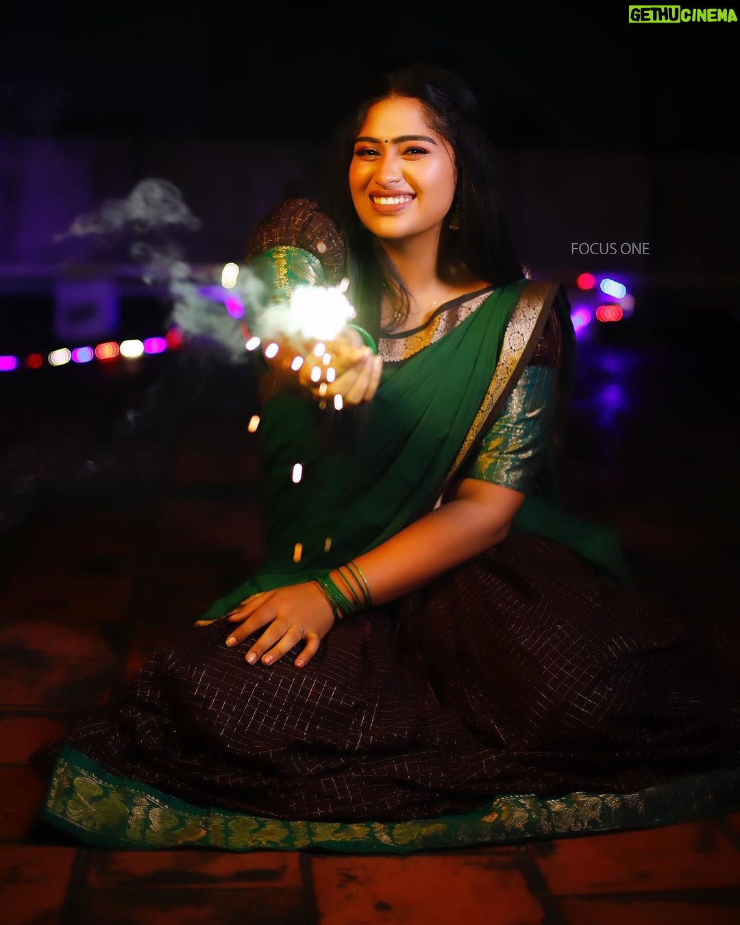 Shobanaa Uthaman Instagram - இனிய தீபாவளி நல்வாழ்த்துக்கள்! 🙏✨ . . . . . . . . . . . #chennai#ootd#kollywood#bollywood#pose#instadaily#instagood#instacool#model#modelling#saree#saree#tamilponnu#promoter#promotion#collaboration#vijaytv#vijaytvserial#vijaytelevision#vijaytvshow#muthazhagu Chennai, India