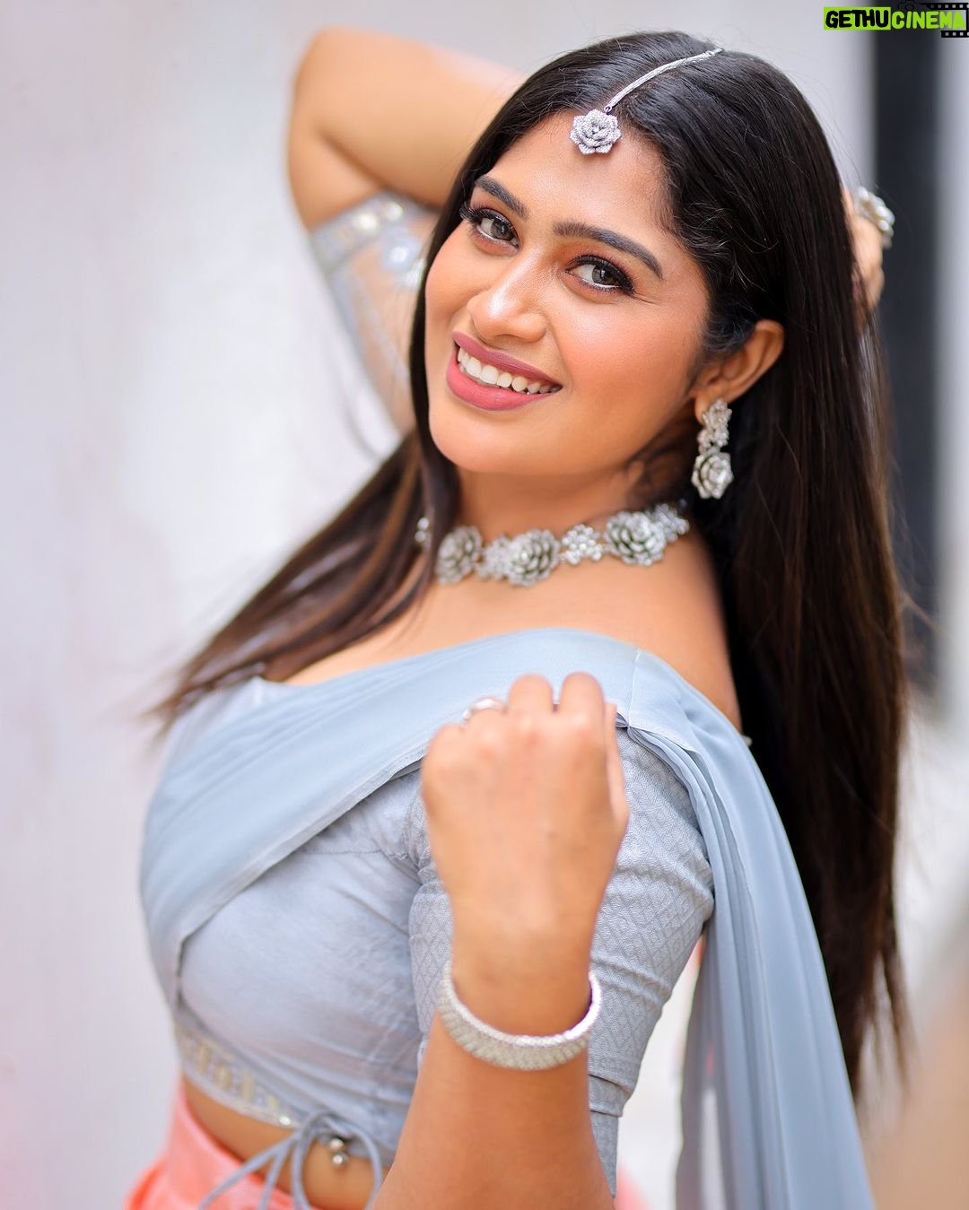 Shobanaa Uthaman Instagram - Dolled up for Muthazhagu Veetla Vishesham show....π€π€ Photography: @prismatic_photography_7 Dress : @anu_srinivasan.as Make up : @queen_of__bridal Jewels : @gold_copy1486 . . . . . . . . . . . #chennai#ootd#kollywood#bollywood#pose#instadaily#instagood#instacool#model#modelling#saree#saree#tamilponnu#promoter#promotion#collaboration#vijaytv#vijaytvserial#vijaytelevision#vijaytvshow#muthazhagu EVP Film City